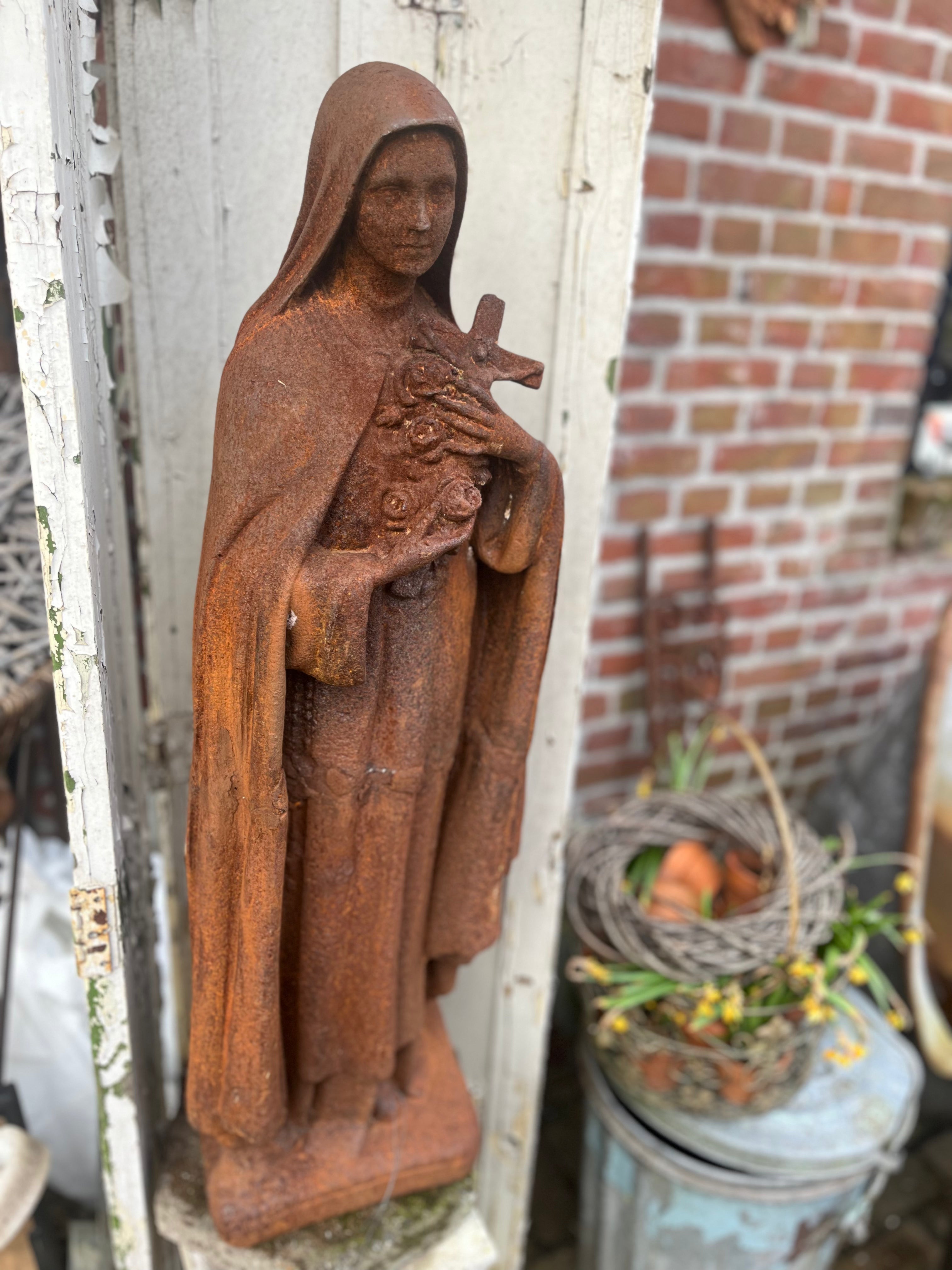 Groot gietijzeren beeld, Maria met rozenkrans - Brocante bij Ingie