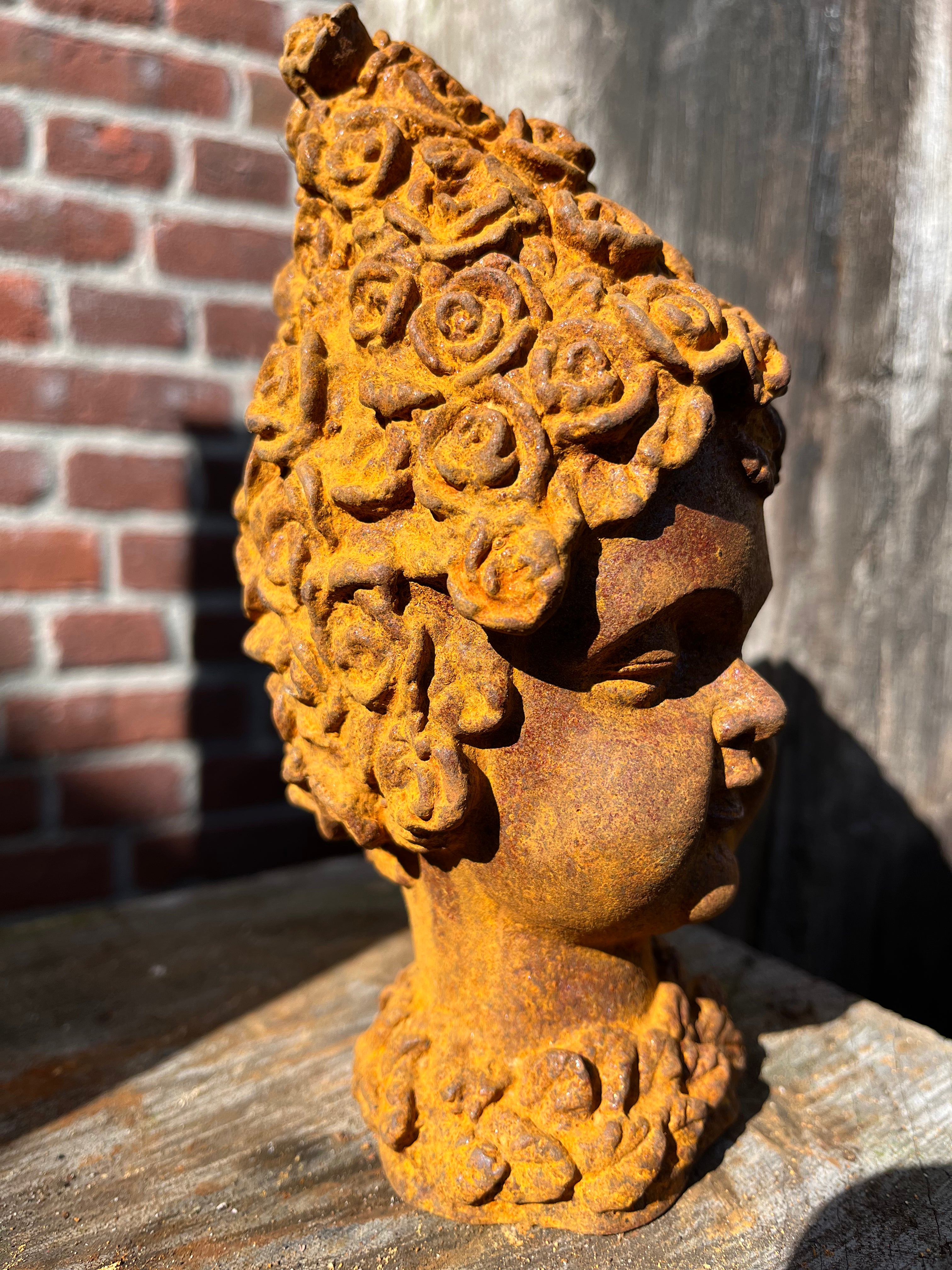 Gietijzeren meisje met bloemenpruik - Brocante bij Ingie