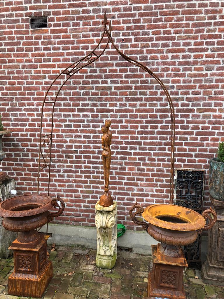 rozenboog in punt vorm met lelie op de top - Brocante bij Ingie