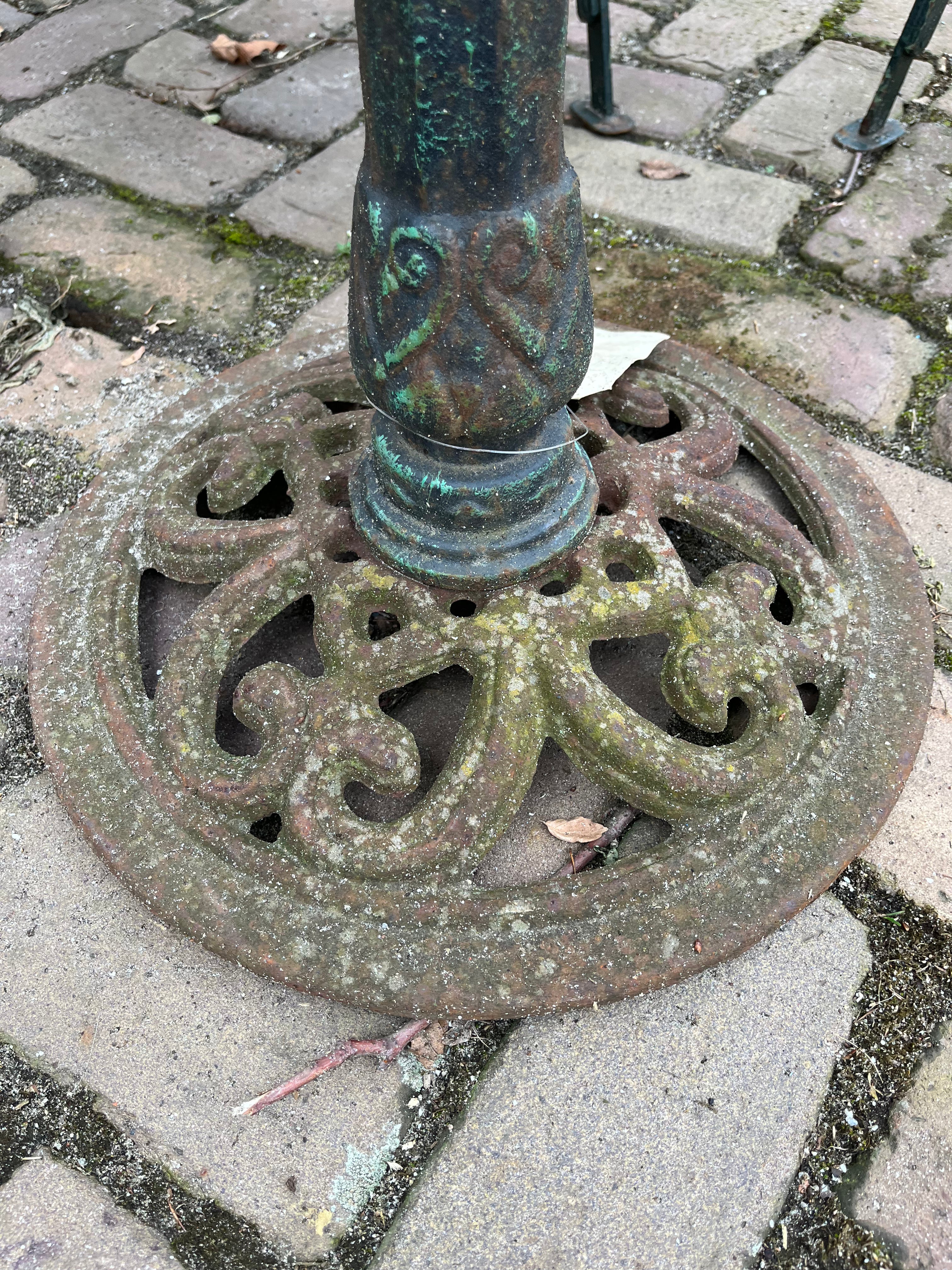 bistrotafeltje met rond Italiaans marmeren blad en ronde poot van gietijzer - Brocante bij Ingie