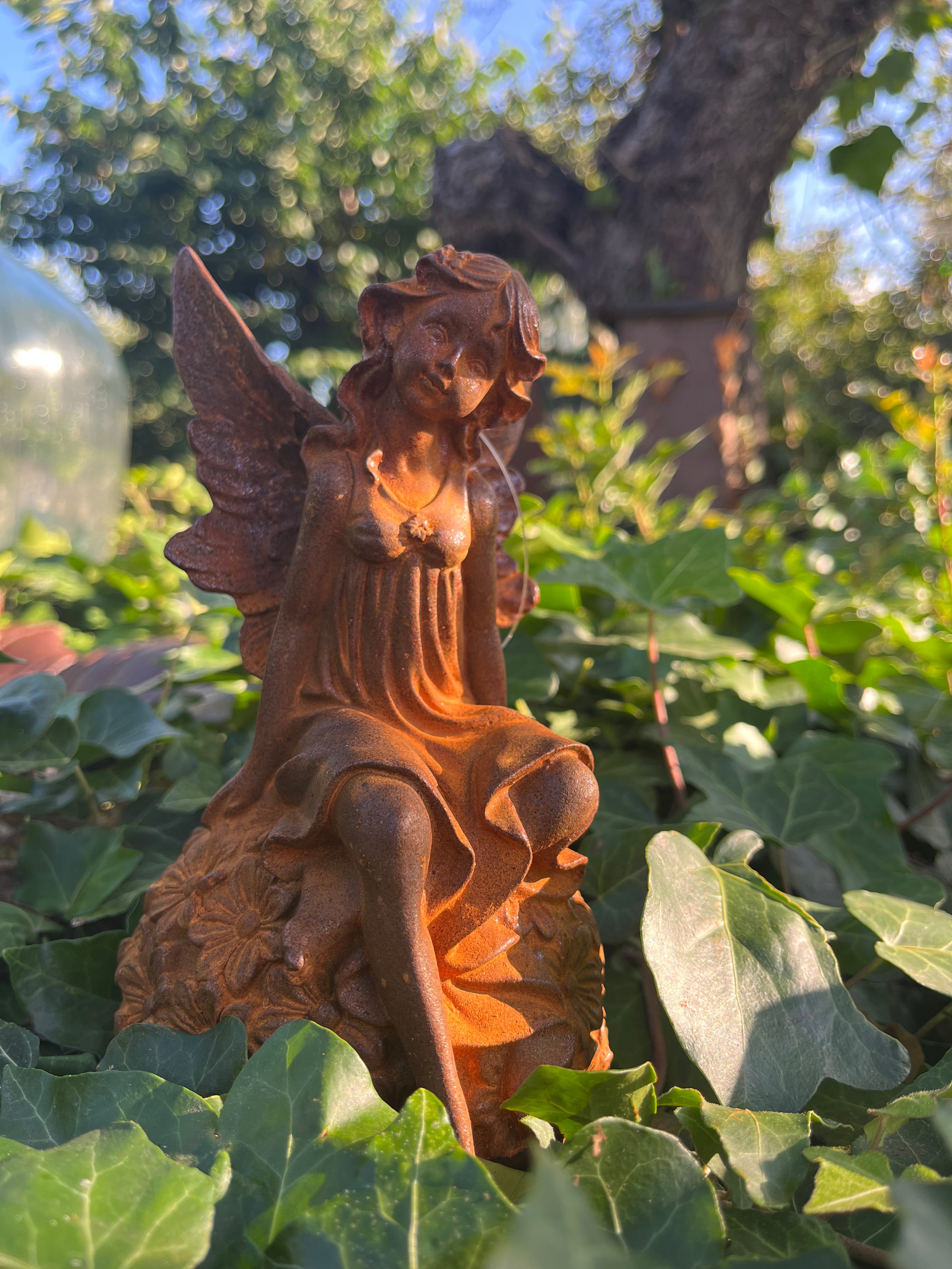 Gietijzeren engel zittend op bloemen bol - Brocante bij Ingie