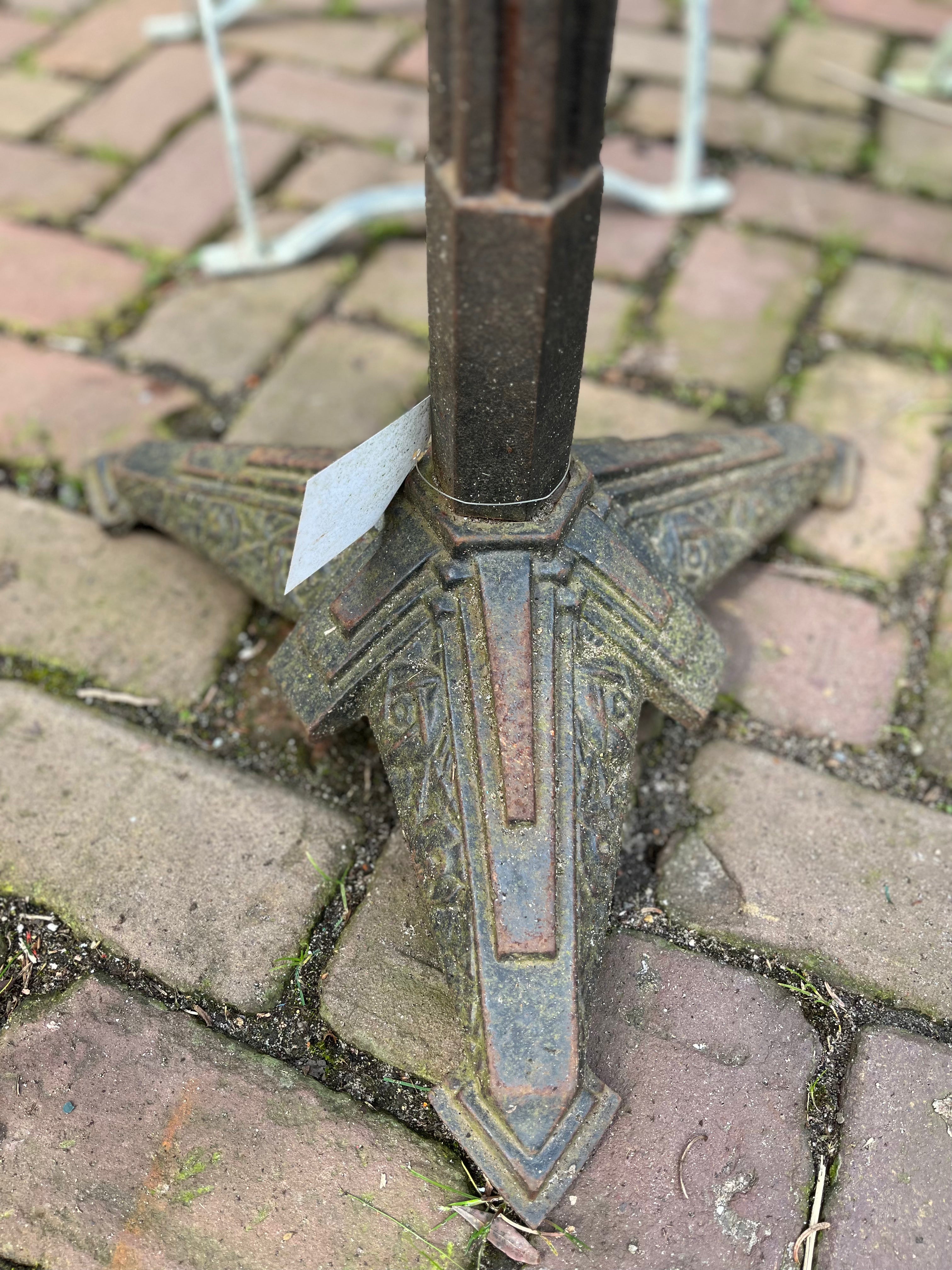 tuin tafel bistro tafeltje met rond Italiaans marmeren blad - Brocante bij Ingie