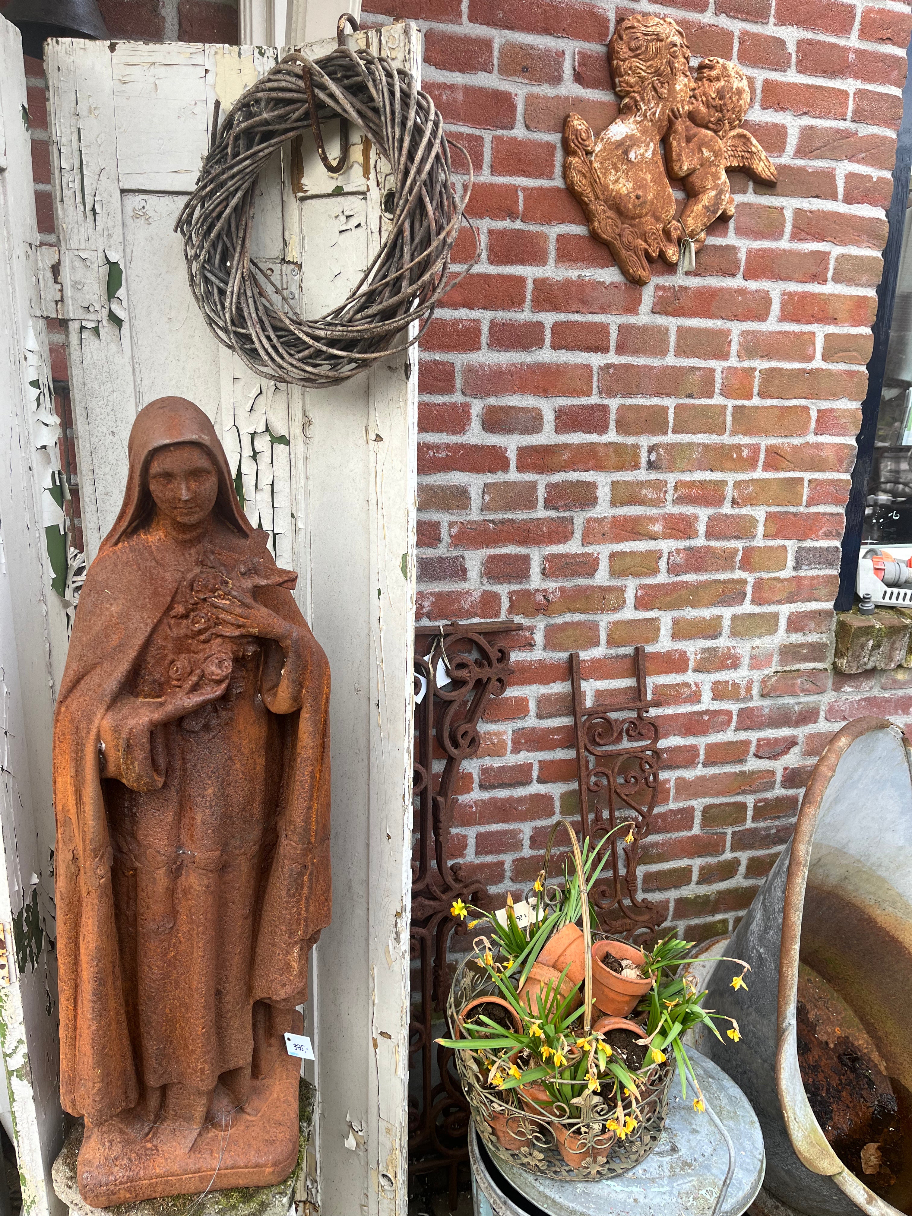 Groot gietijzeren beeld, Maria met rozenkrans - Brocante bij Ingie