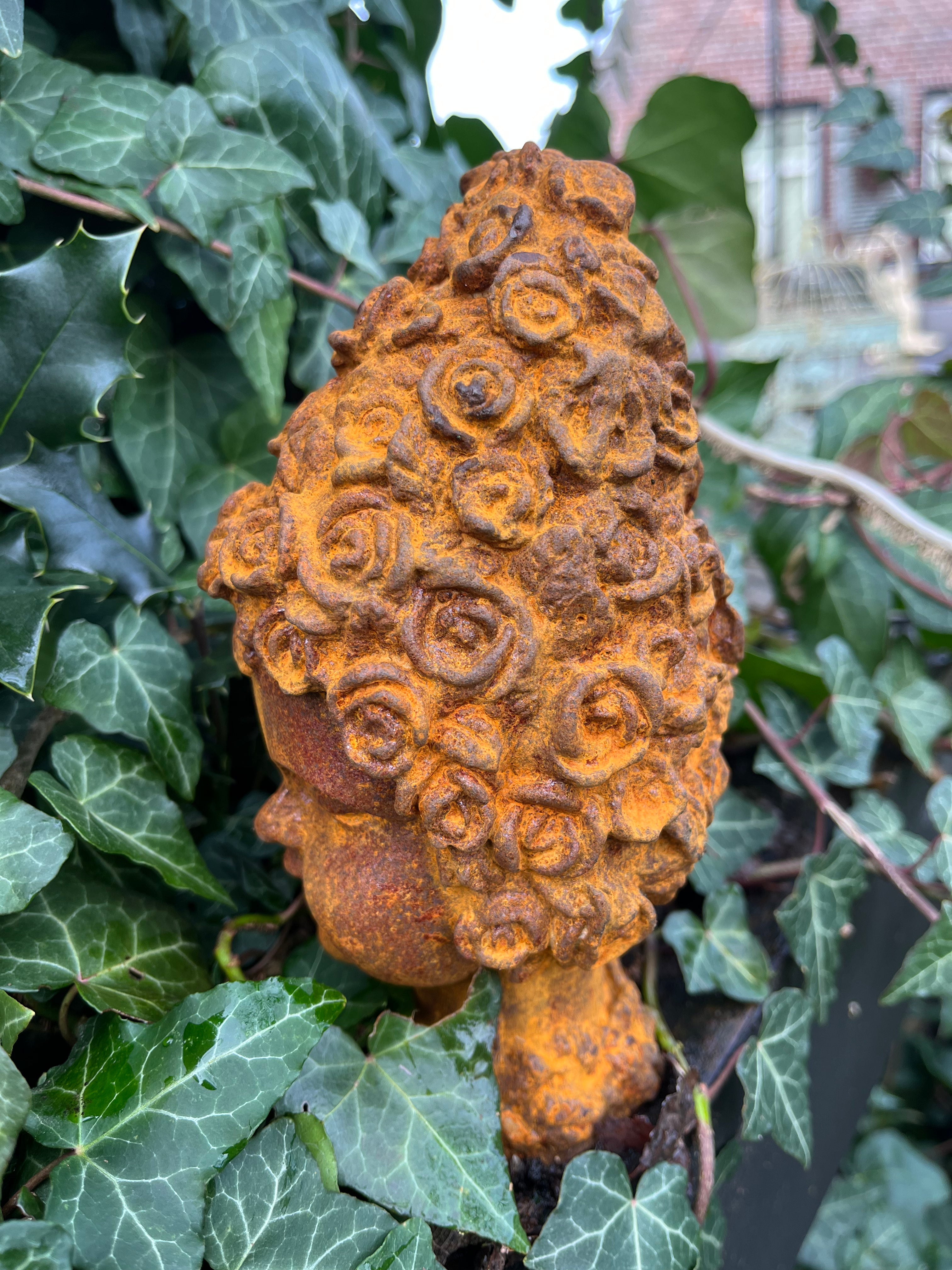 Gietijzeren meisje met bloemenpruik - Brocante bij Ingie