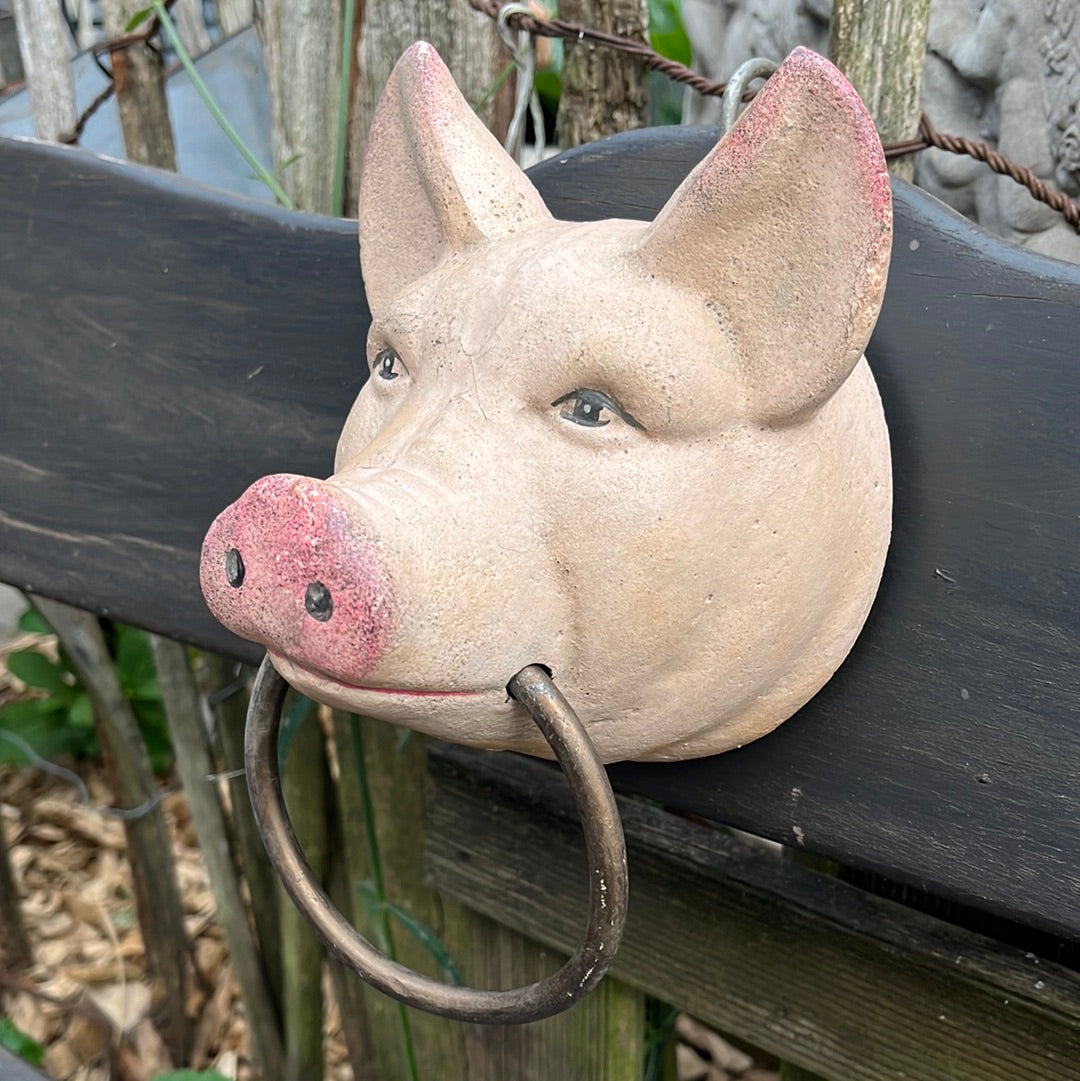 Ondeugend  varken van zwaar gietijzer met handdoek ring - Brocante bij Ingie