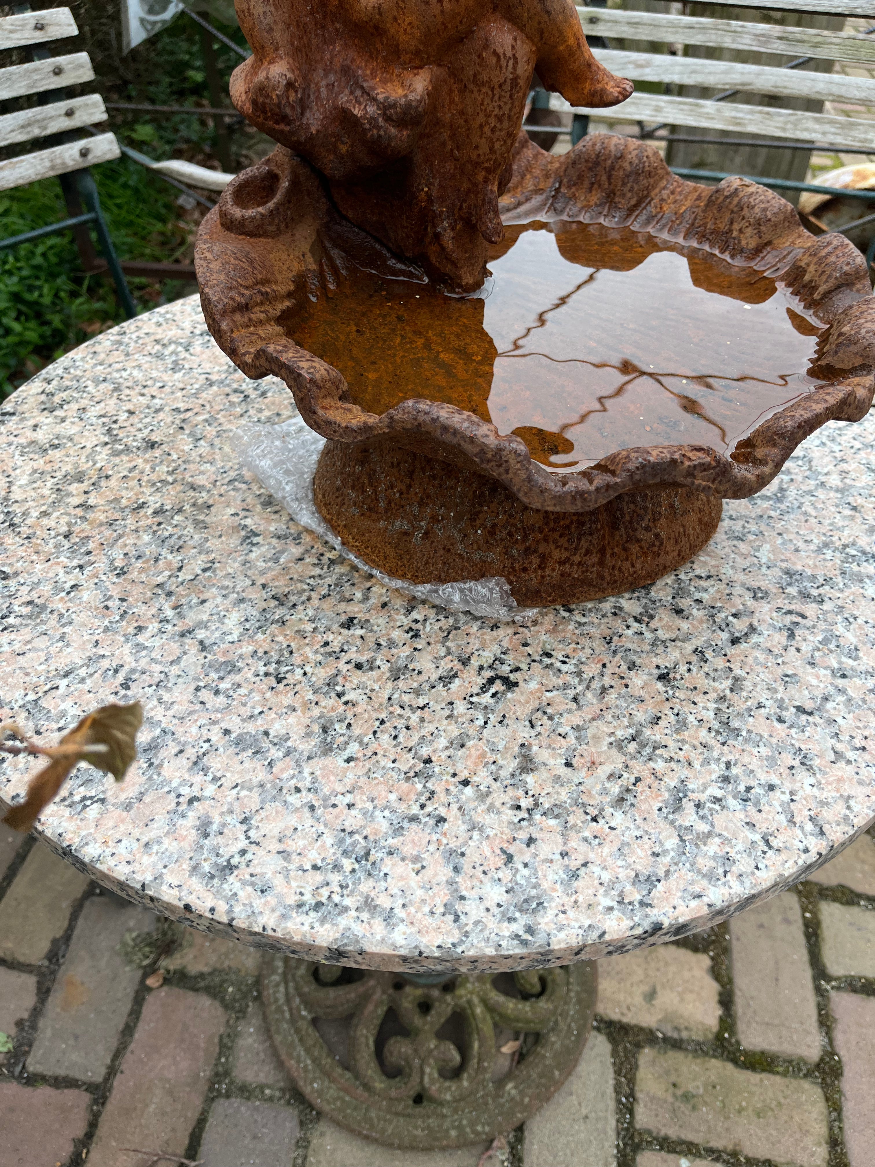 bistrotafeltje met rond Italiaans marmeren blad en ronde poot van gietijzer - Brocante bij Ingie