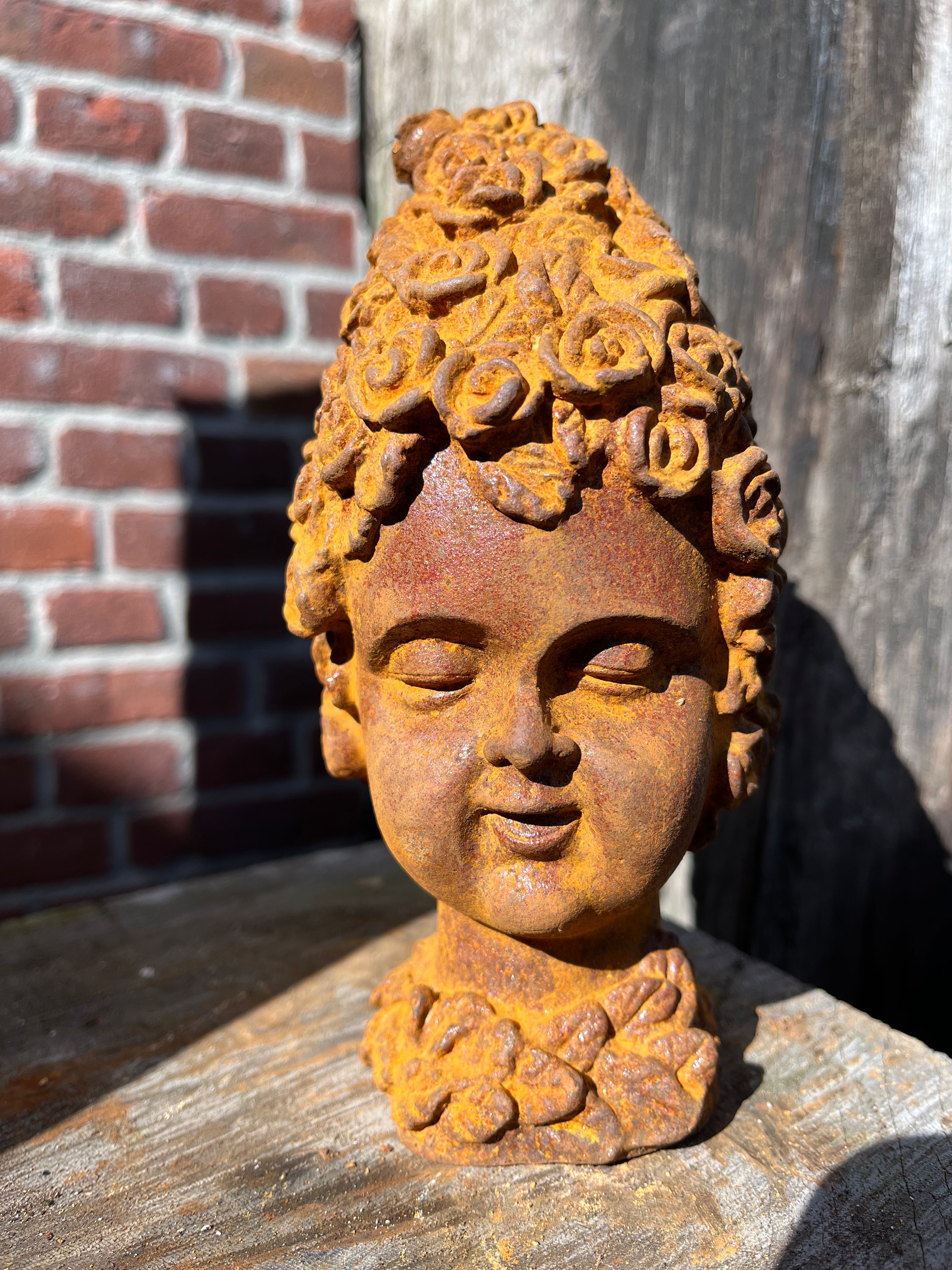 Gietijzeren meisje met bloemenpruik - Brocante bij Ingie