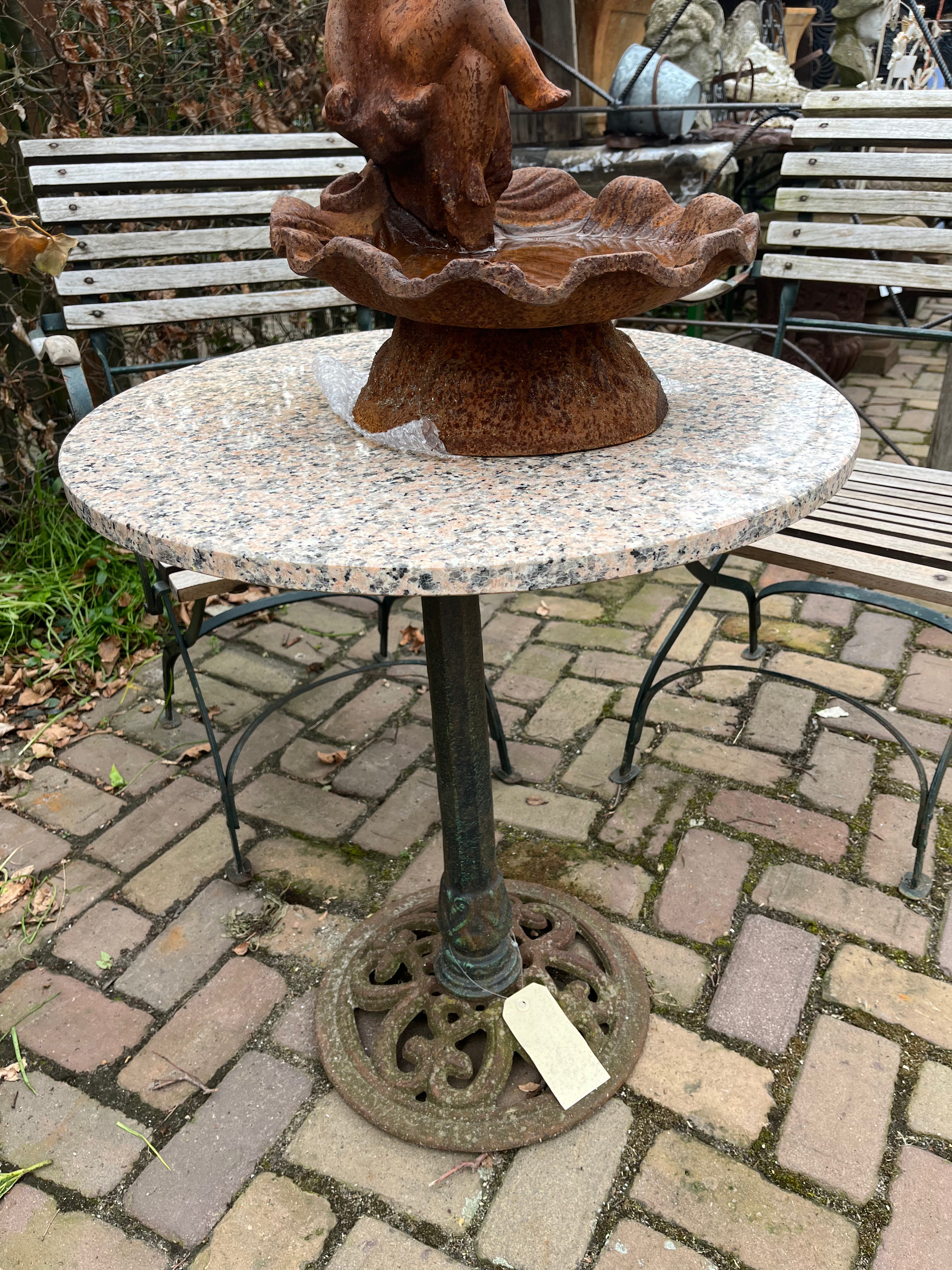 bistrotafeltje met rond Italiaans marmeren blad en ronde poot van gietijzer - Brocante bij Ingie