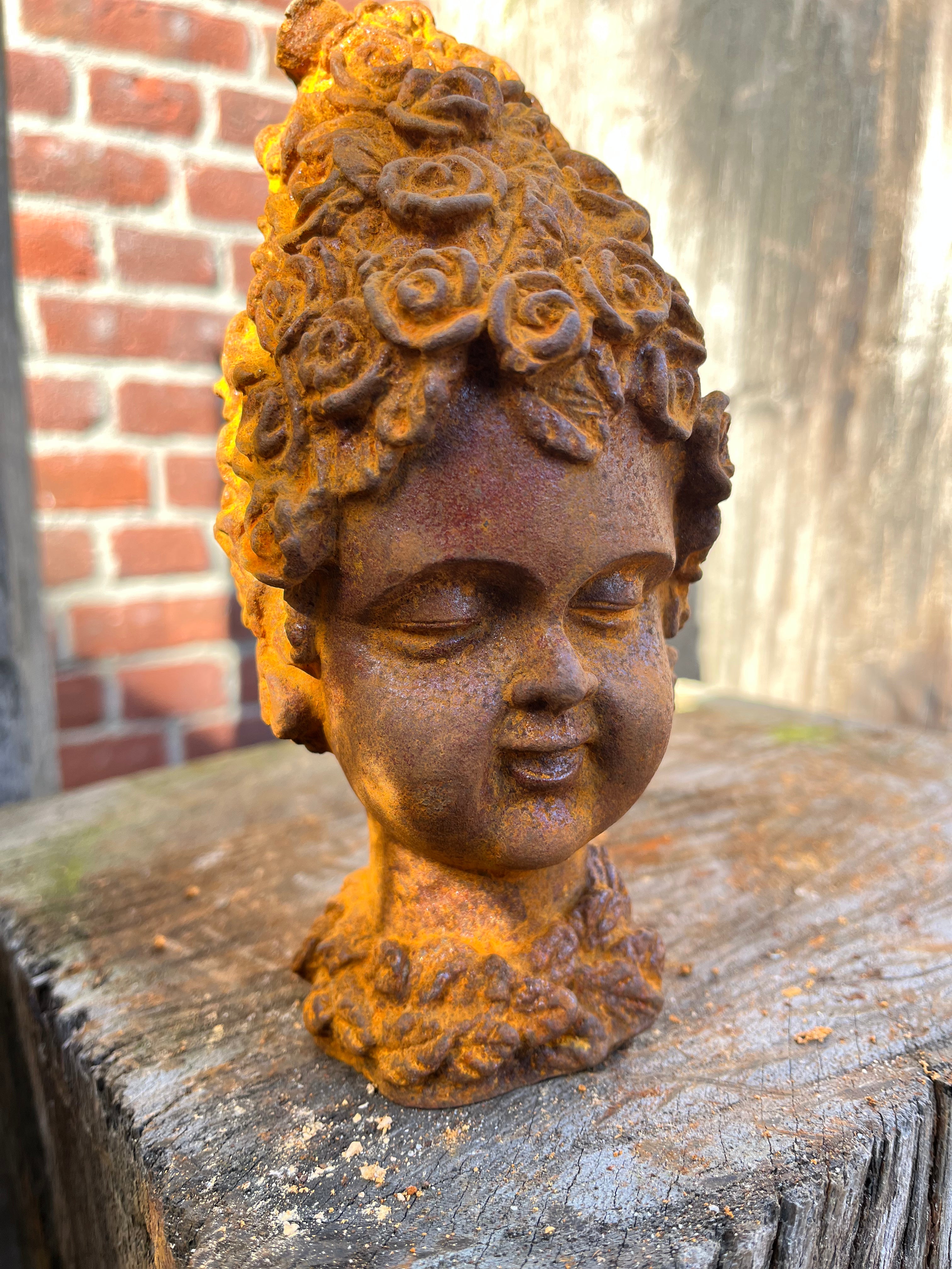 Gietijzeren meisje met bloemenpruik - Brocante bij Ingie