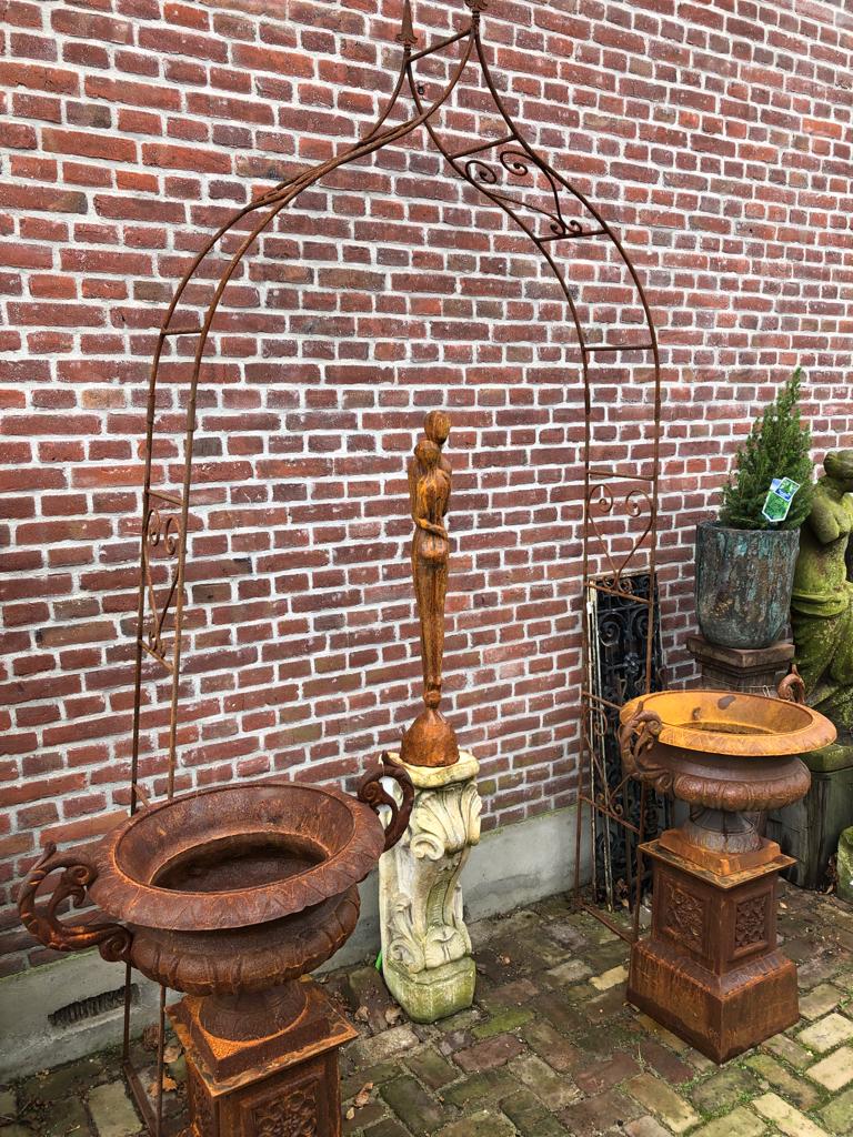 rozenboog in punt vorm met lelie op de top - Brocante bij Ingie