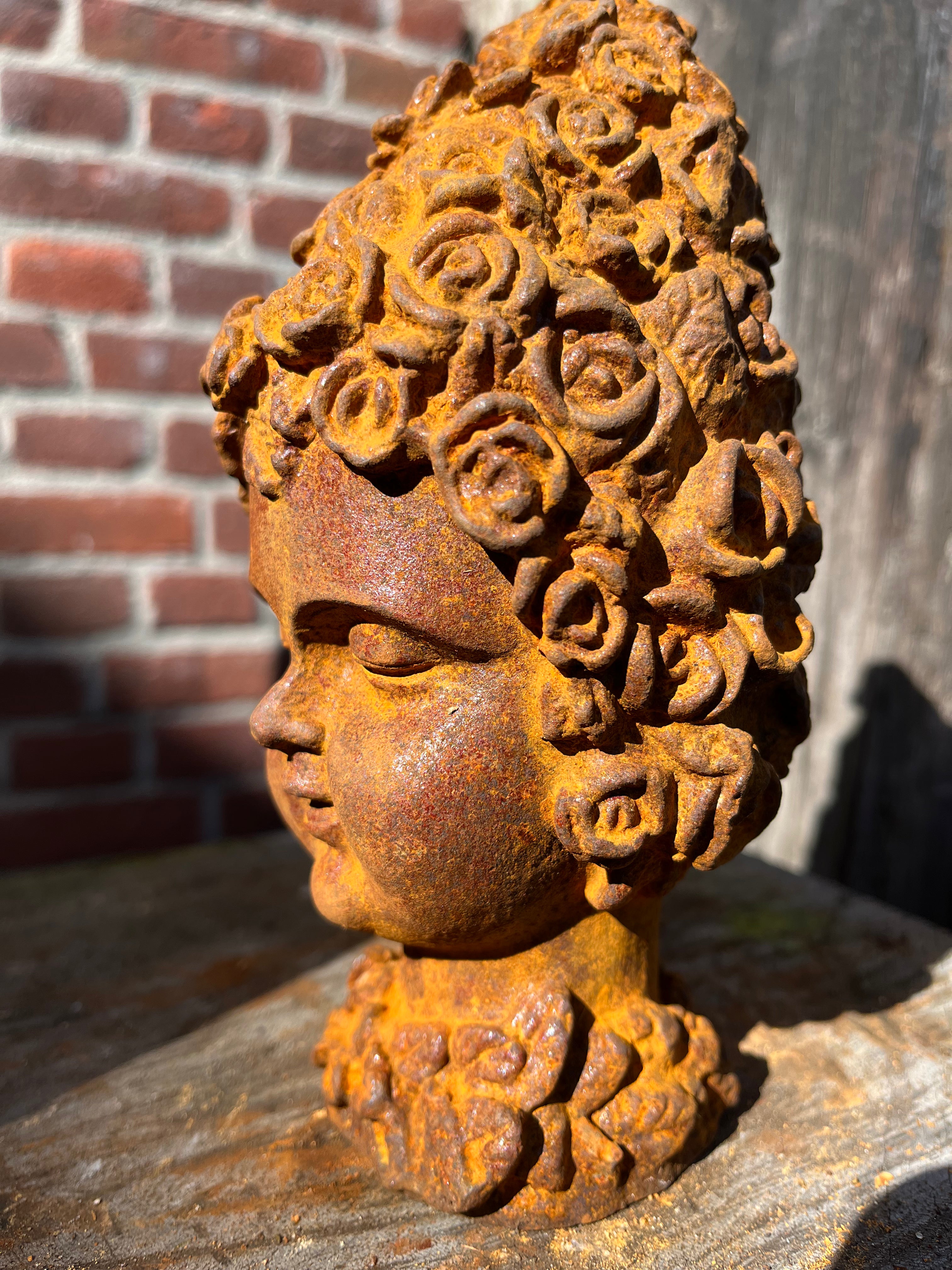 Gietijzeren meisje met bloemenpruik - Brocante bij Ingie