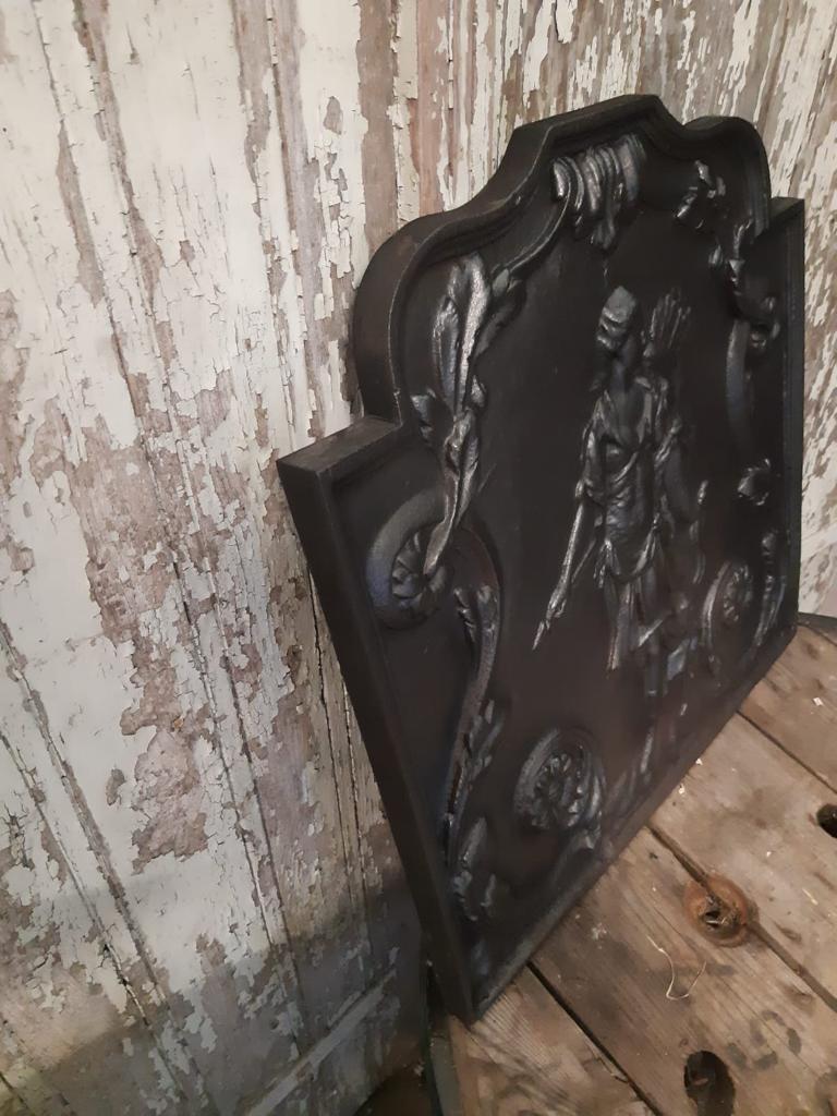 Haardplaat met meisje met pijlen op de rug afgebeeld - Brocante bij Ingie