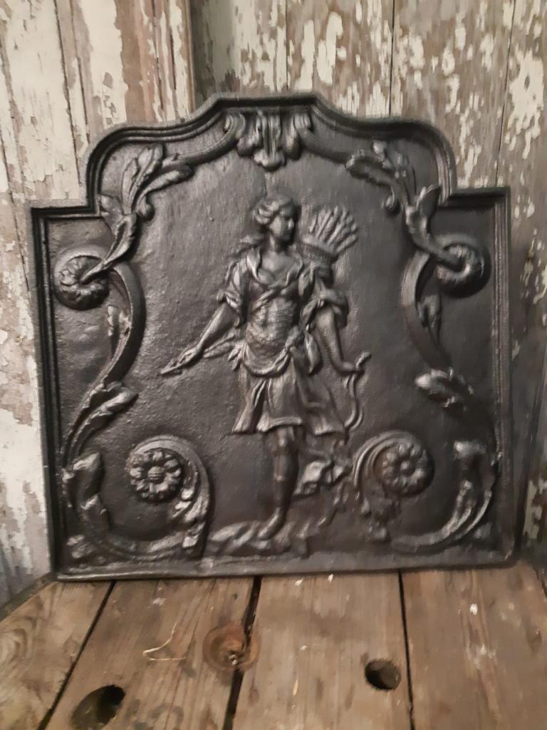 Haardplaat met meisje met pijlen op de rug afgebeeld - Brocante bij Ingie
