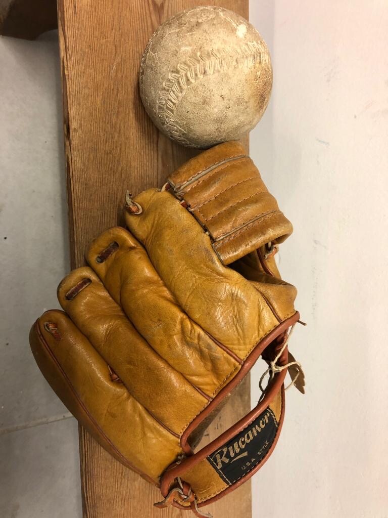 Oude honkbal handschoen met bal - Brocante bij Ingie