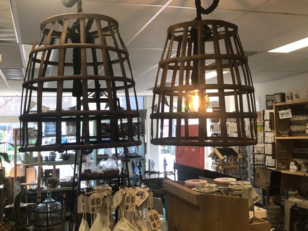 Industriële wijn mand lamp - Brocante bij Ingie