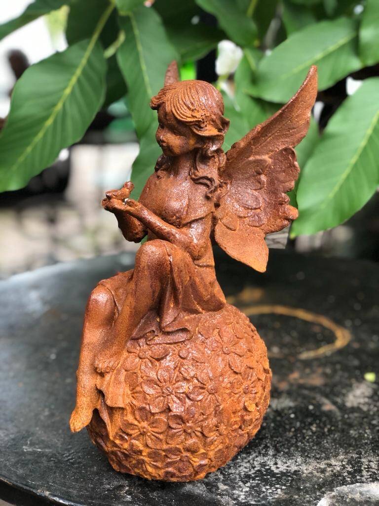 Gietijzeren engel elf op bol met vogeltje in de hand - Brocante bij Ingie