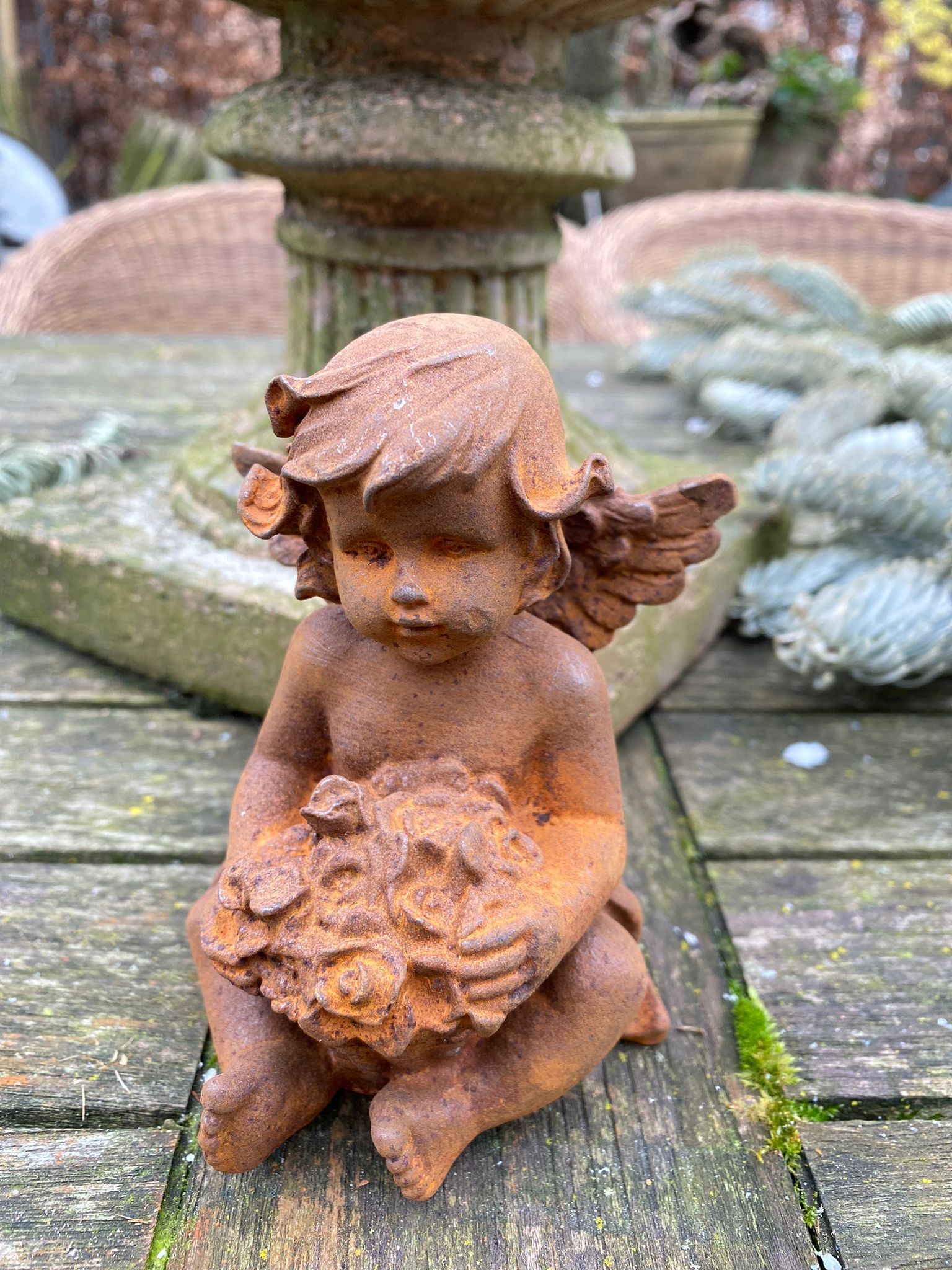 Lieve kleine engel met bloemenmandje van gietijzer - Brocante bij Ingie