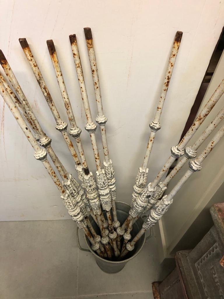 Oude zware gietijzeren Trapspijlen - wit - Brocante bij Ingie