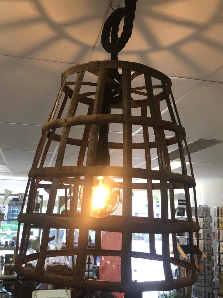 Industriële wijn mand lamp - Brocante bij Ingie