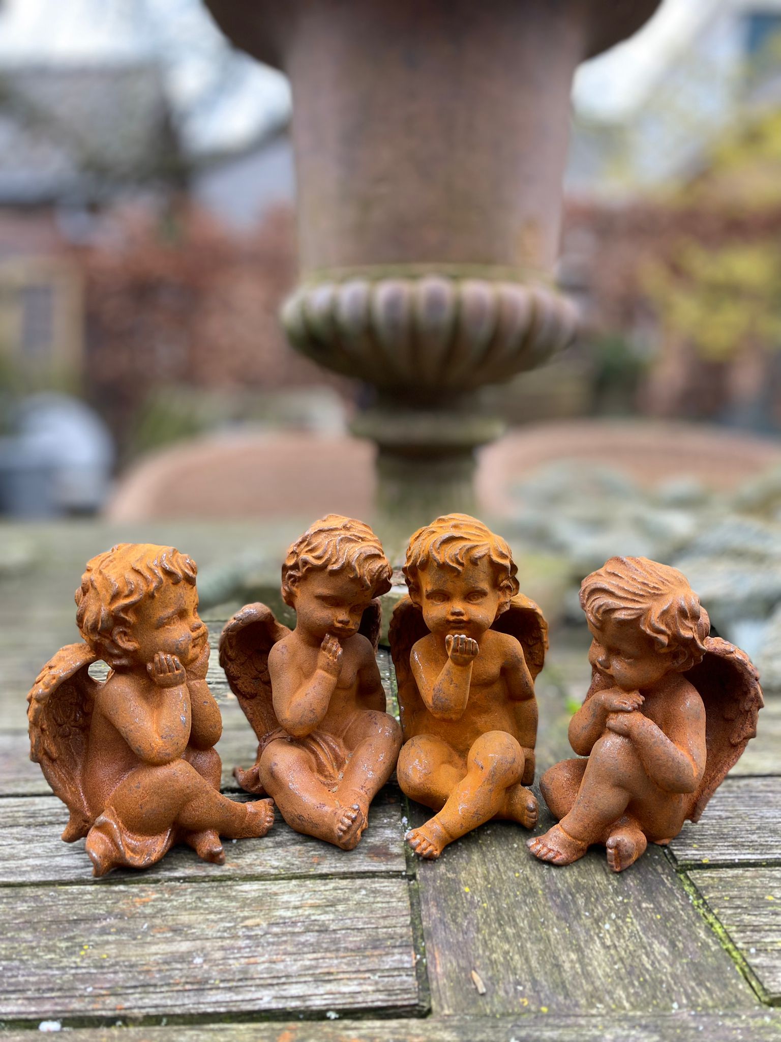 Lief klein engeltje van gietijzer - hoofd in handjes - Brocante bij Ingie