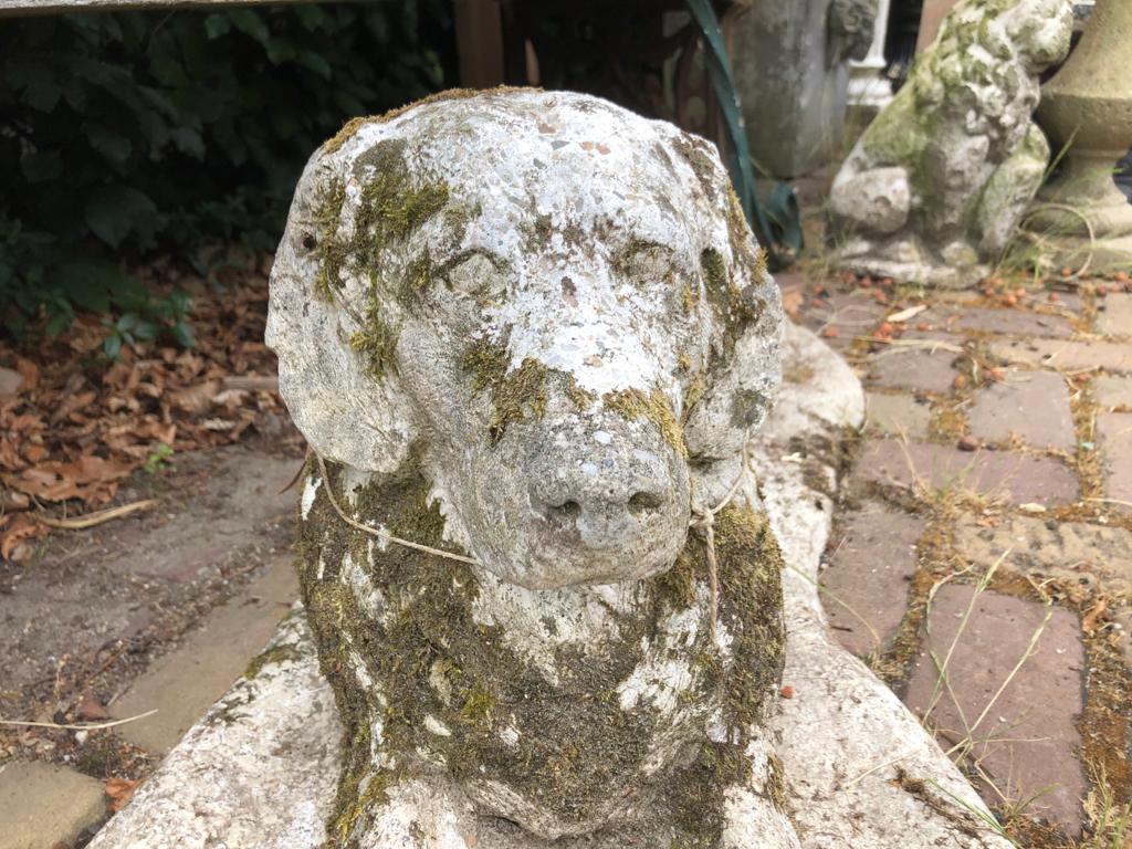 Hond liggend van beton - Brocante bij Ingie