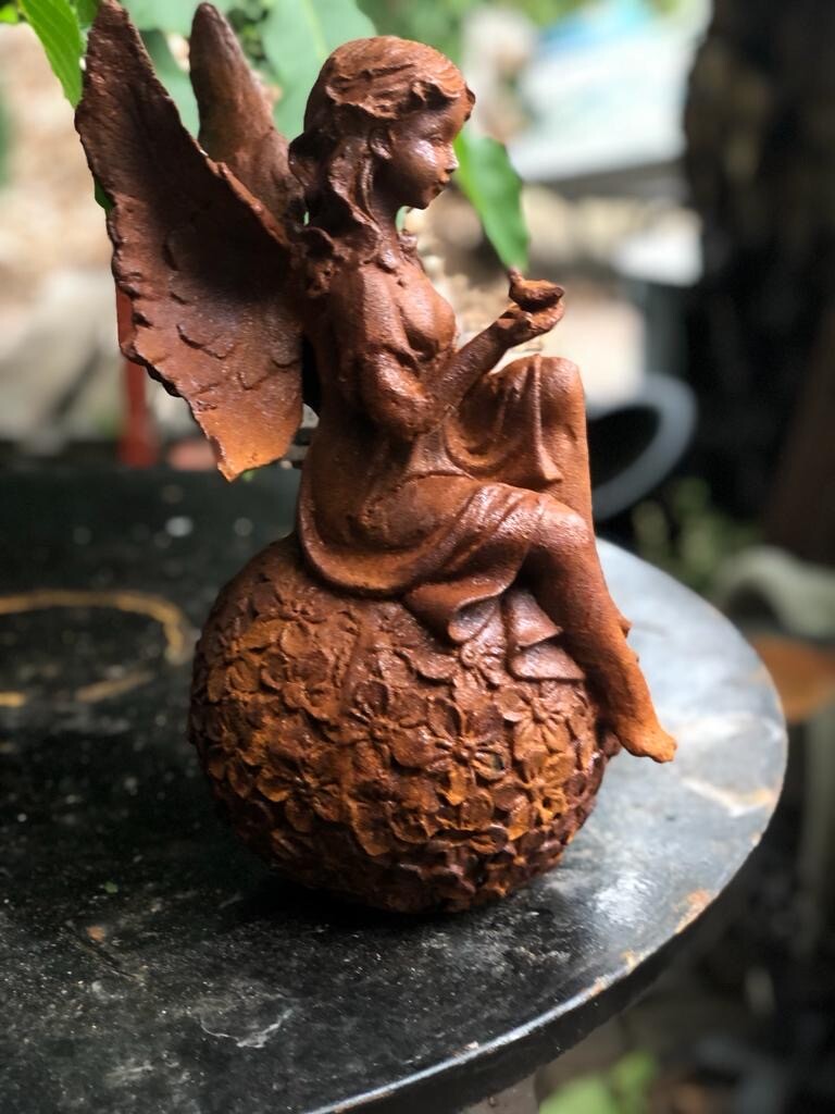 Gietijzeren engel elf op bol met vogeltje in de hand - Brocante bij Ingie