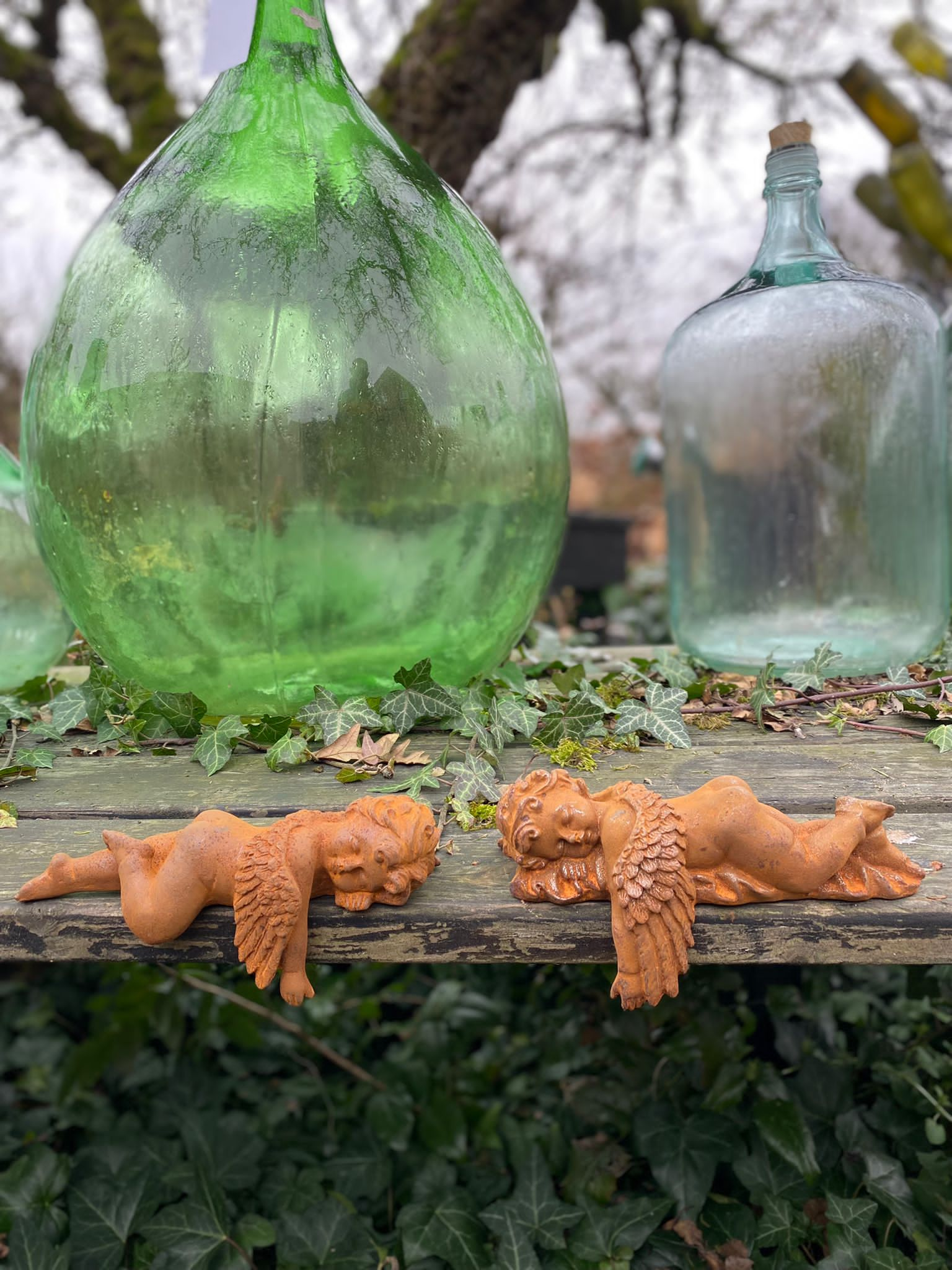 Engel van gietijzer met overhangende vleugel, rechts - Brocante bij Ingie