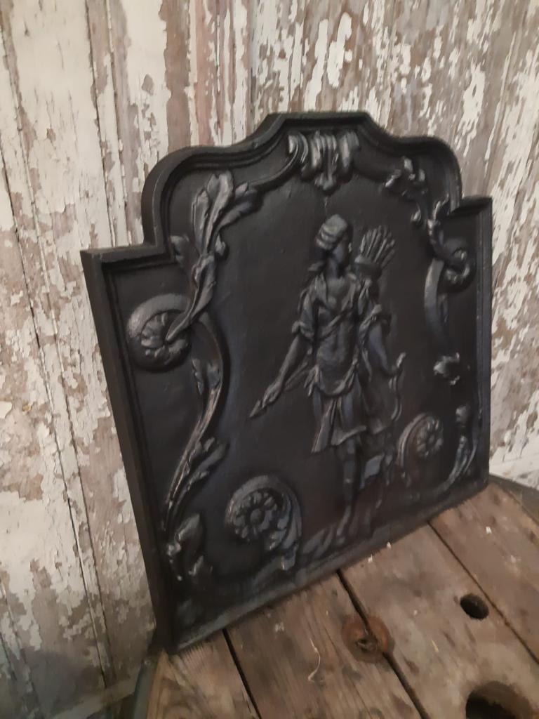 Haardplaat met meisje met pijlen op de rug afgebeeld - Brocante bij Ingie