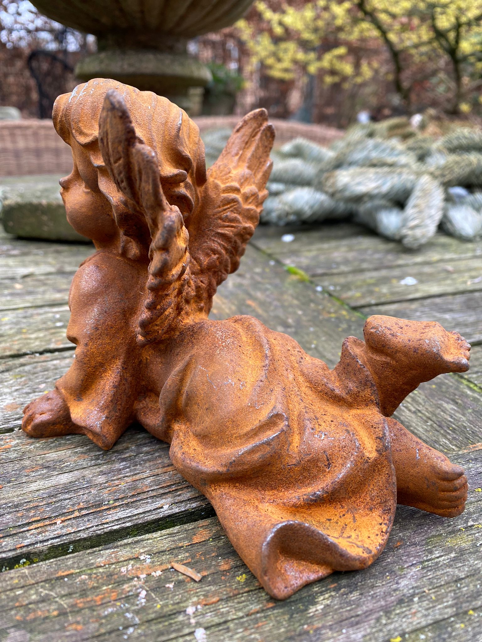 Klein liggend engeltje van gietijzer - Brocante bij Ingie