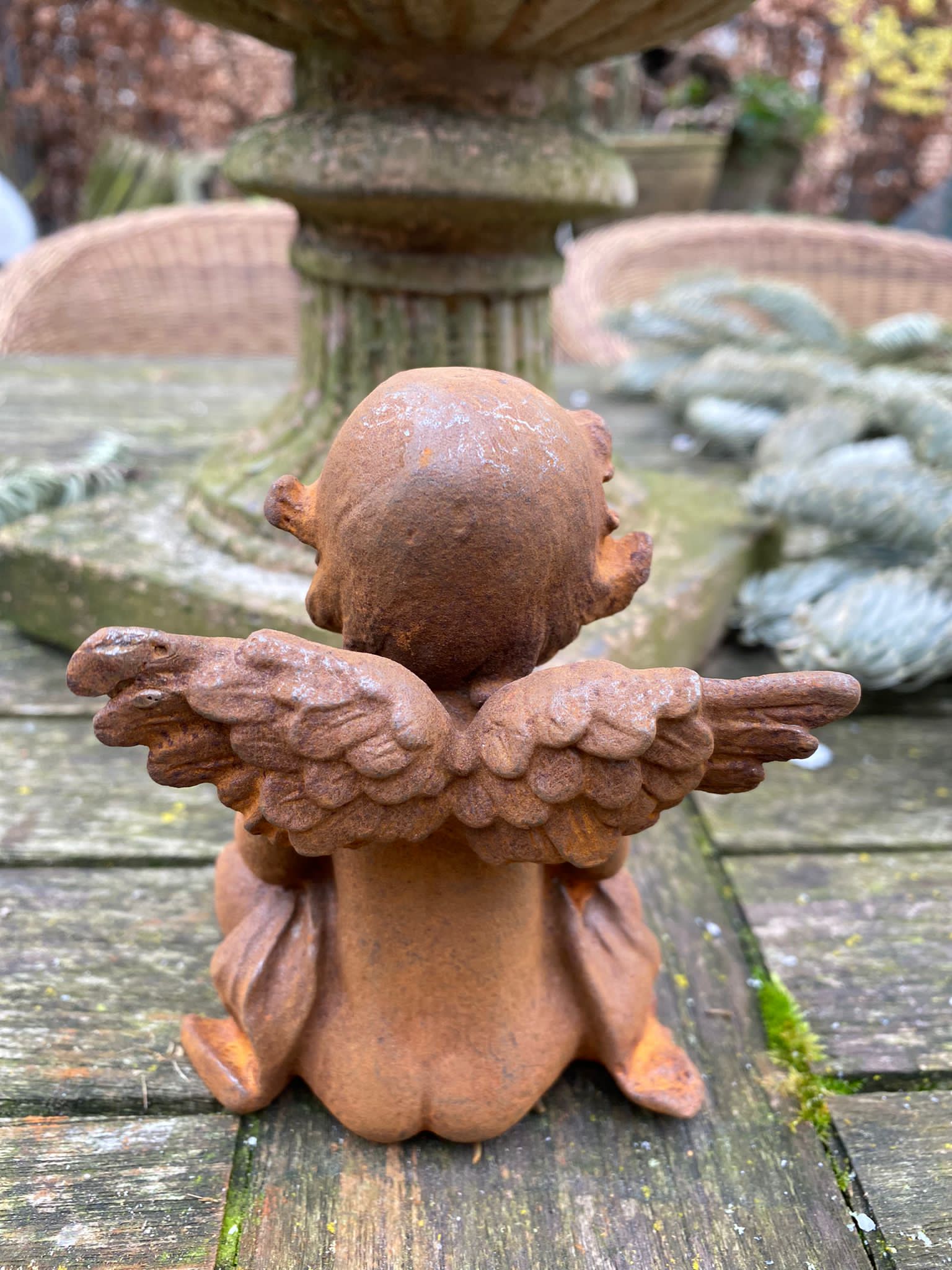 Lieve kleine engel met bloemenmandje van gietijzer - Brocante bij Ingie