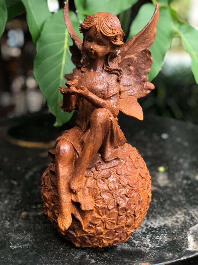 Gietijzeren engel elf op bol met vogeltje in de hand - Brocante bij Ingie