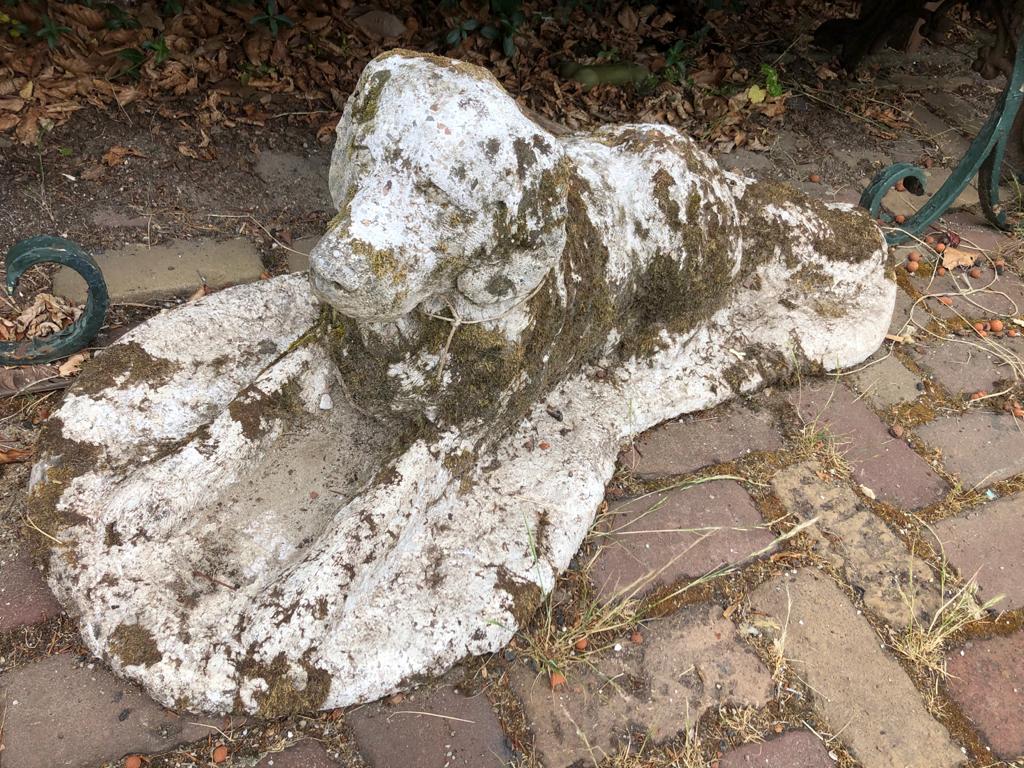 Hond liggend van beton - Brocante bij Ingie