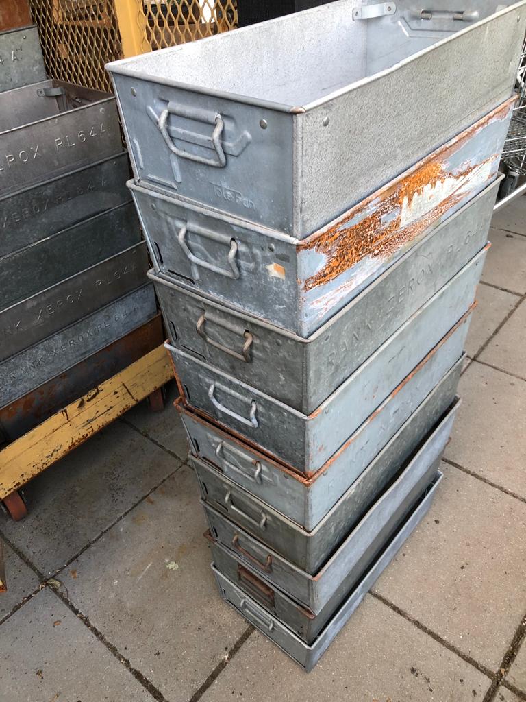 Ranx Xerox stapelbare zinken bakken met handvaten - Brocante bij Ingie