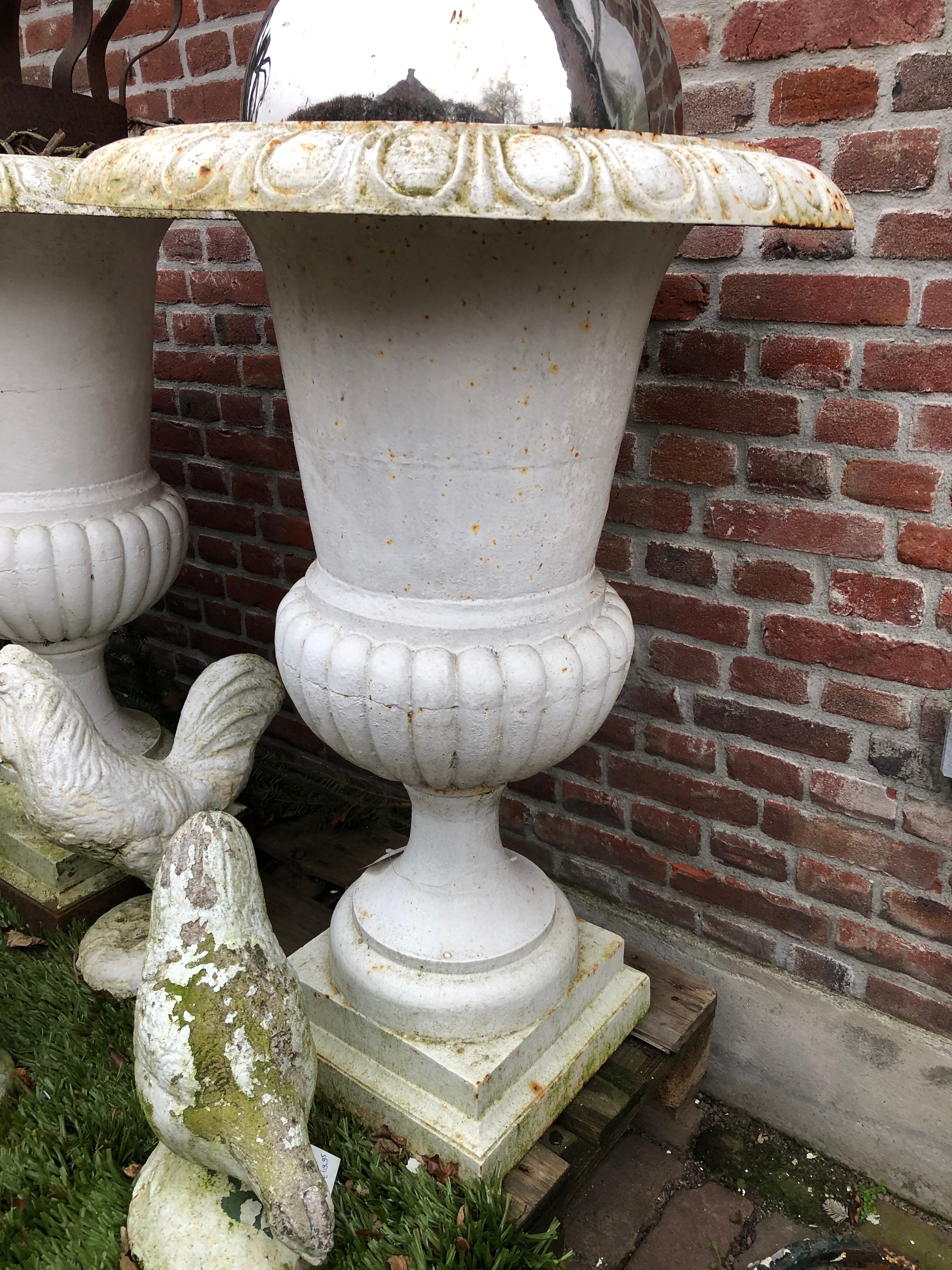 hoge witte Louvre Gietijzeren vazen - Brocante bij Ingie