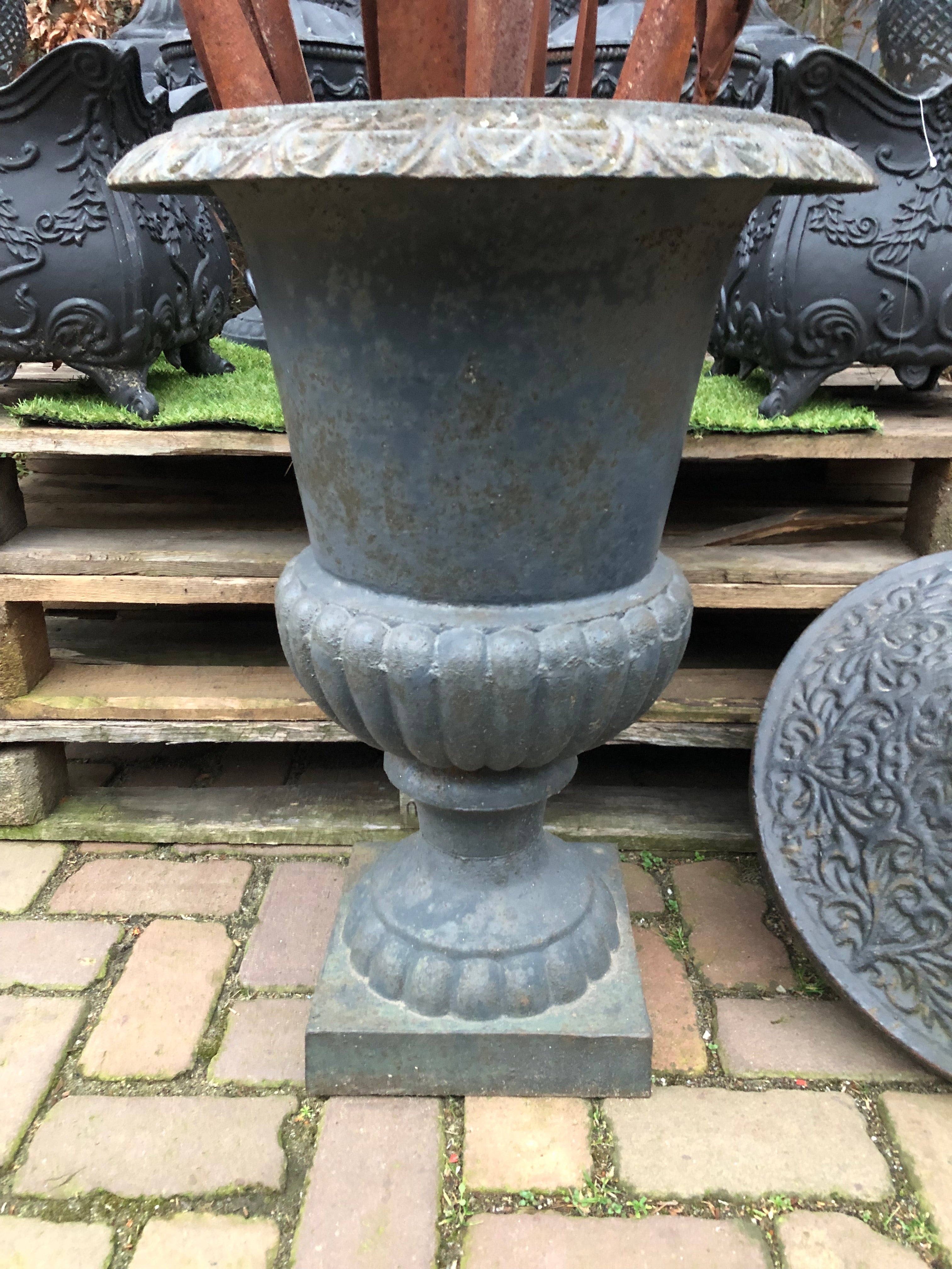 hoge Louvre vaas Gietijzer - Brocante bij Ingie