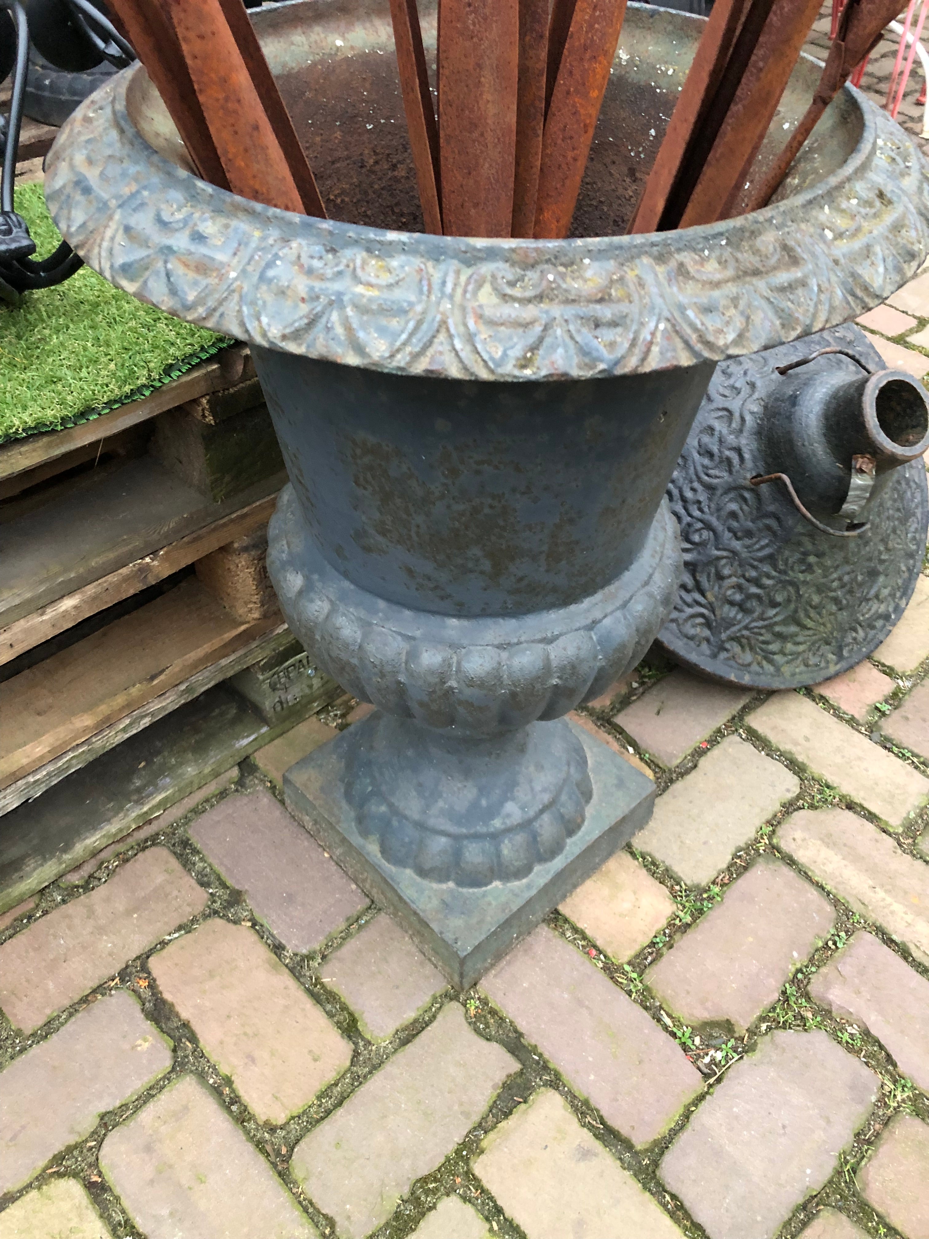 hoge Louvre vaas Gietijzer - Brocante bij Ingie
