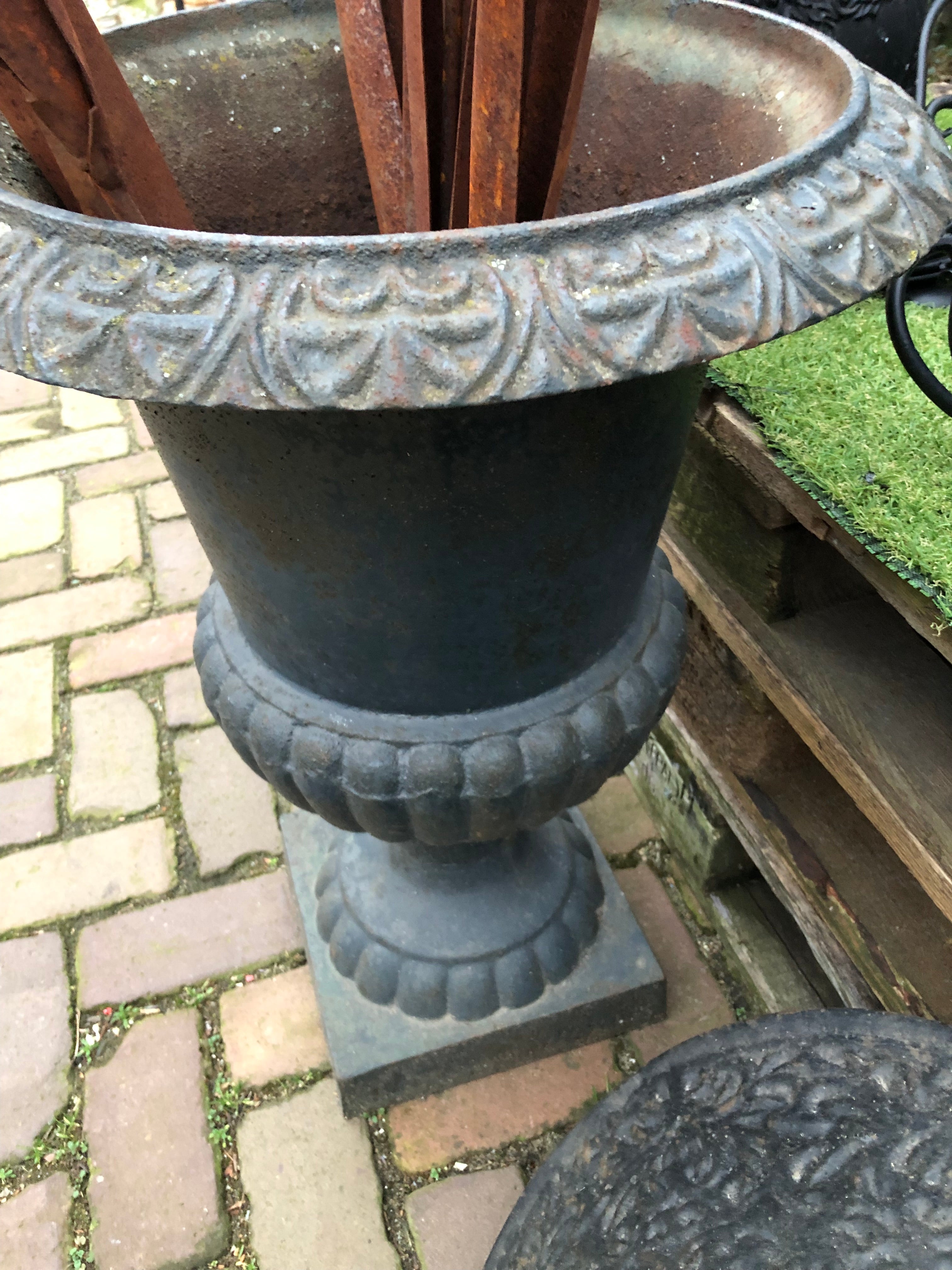 hoge Louvre vaas Gietijzer - Brocante bij Ingie