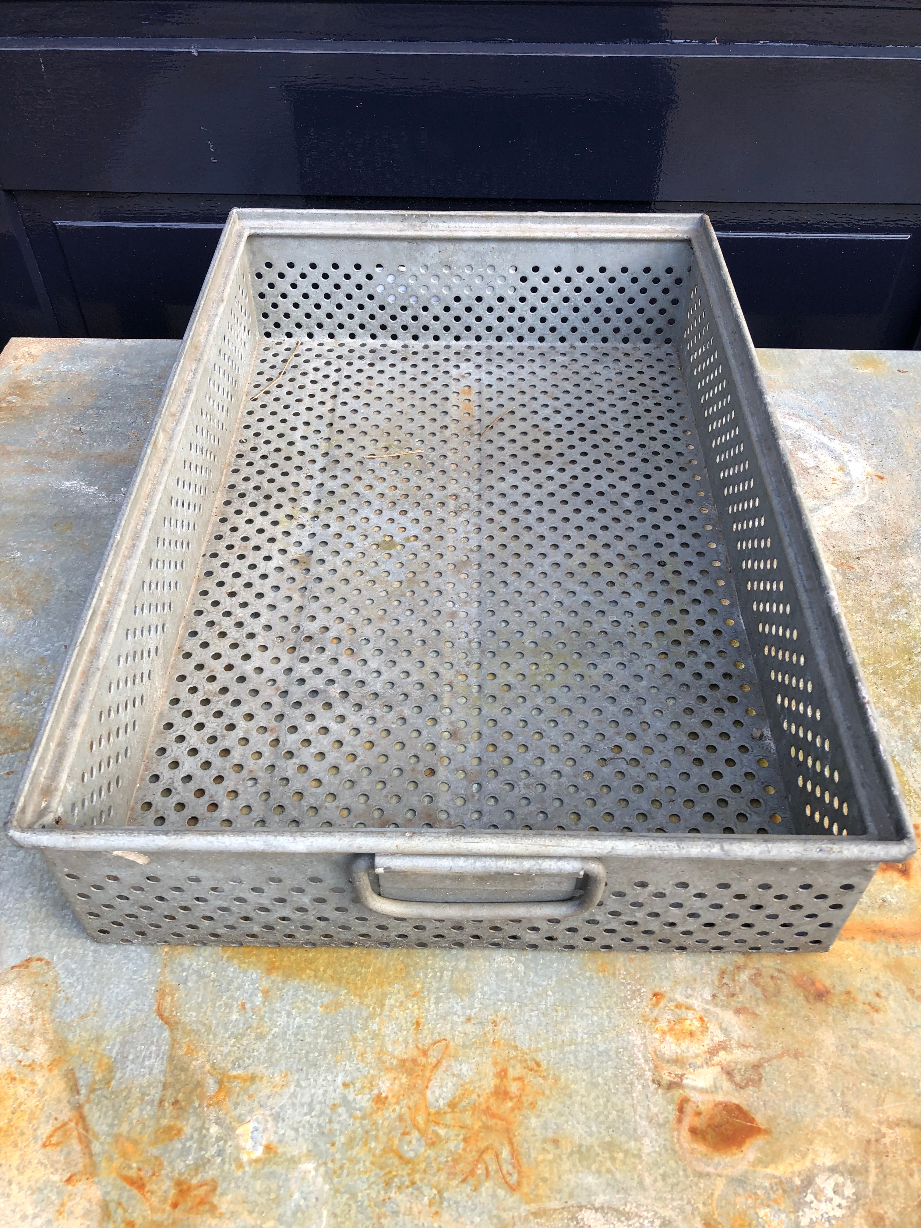Zwaar zinken magazijn bakken met gaten en 2 handvaten - Brocante bij Ingie
