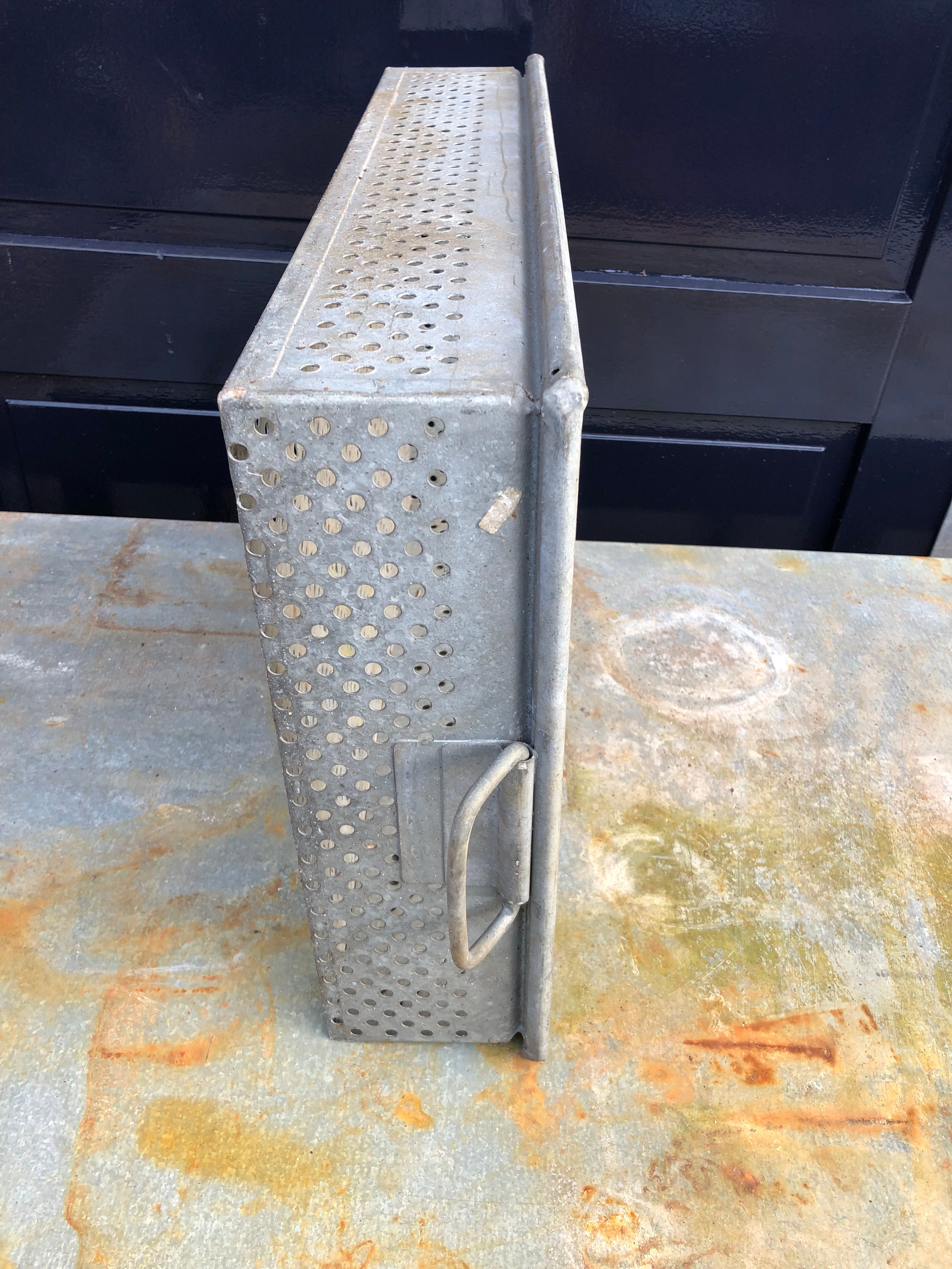 Zwaar zinken magazijn bakken met gaten en 2 handvaten - Brocante bij Ingie
