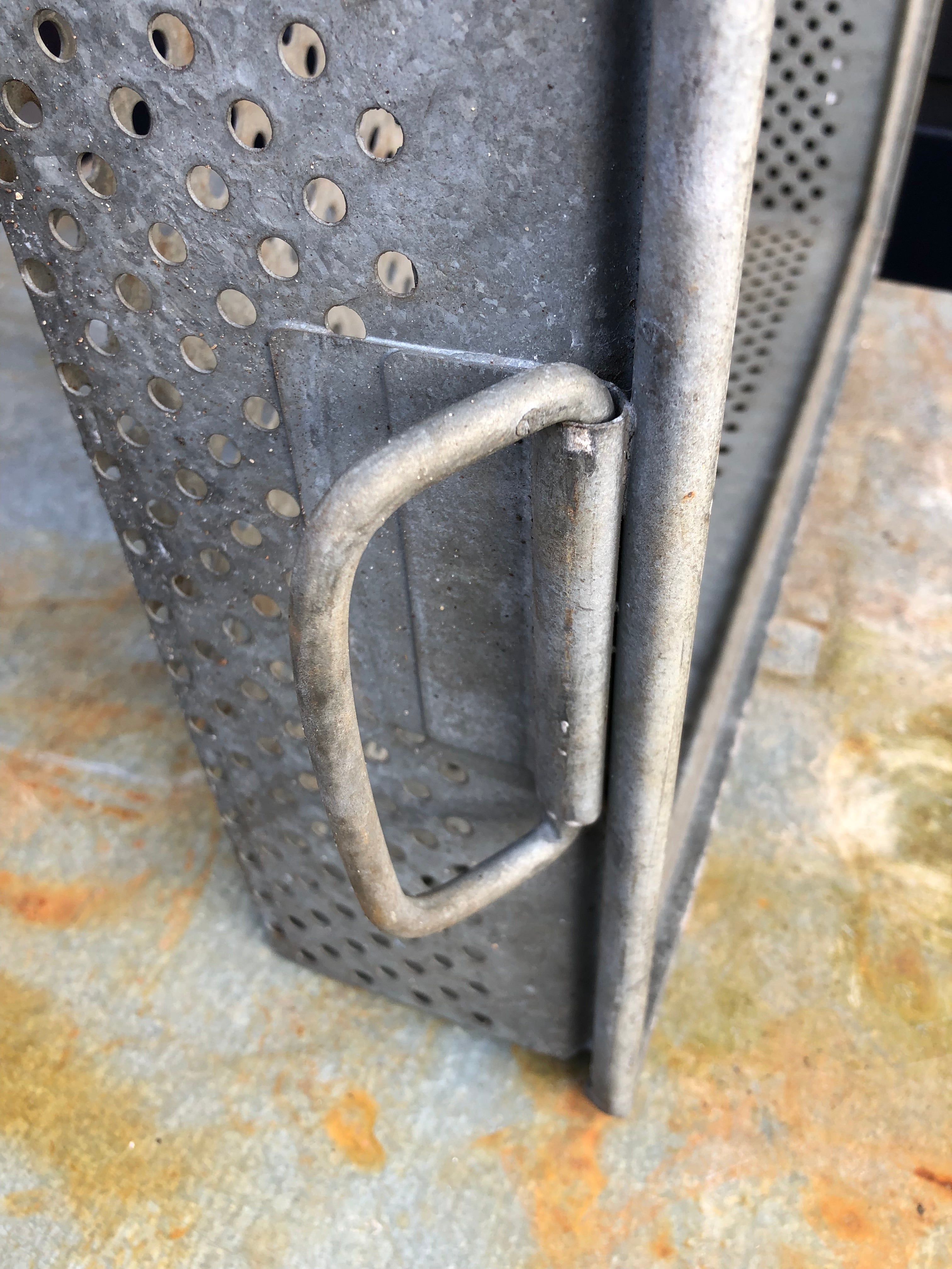 Zwaar zinken magazijn bakken met gaten en 2 handvaten - Brocante bij Ingie