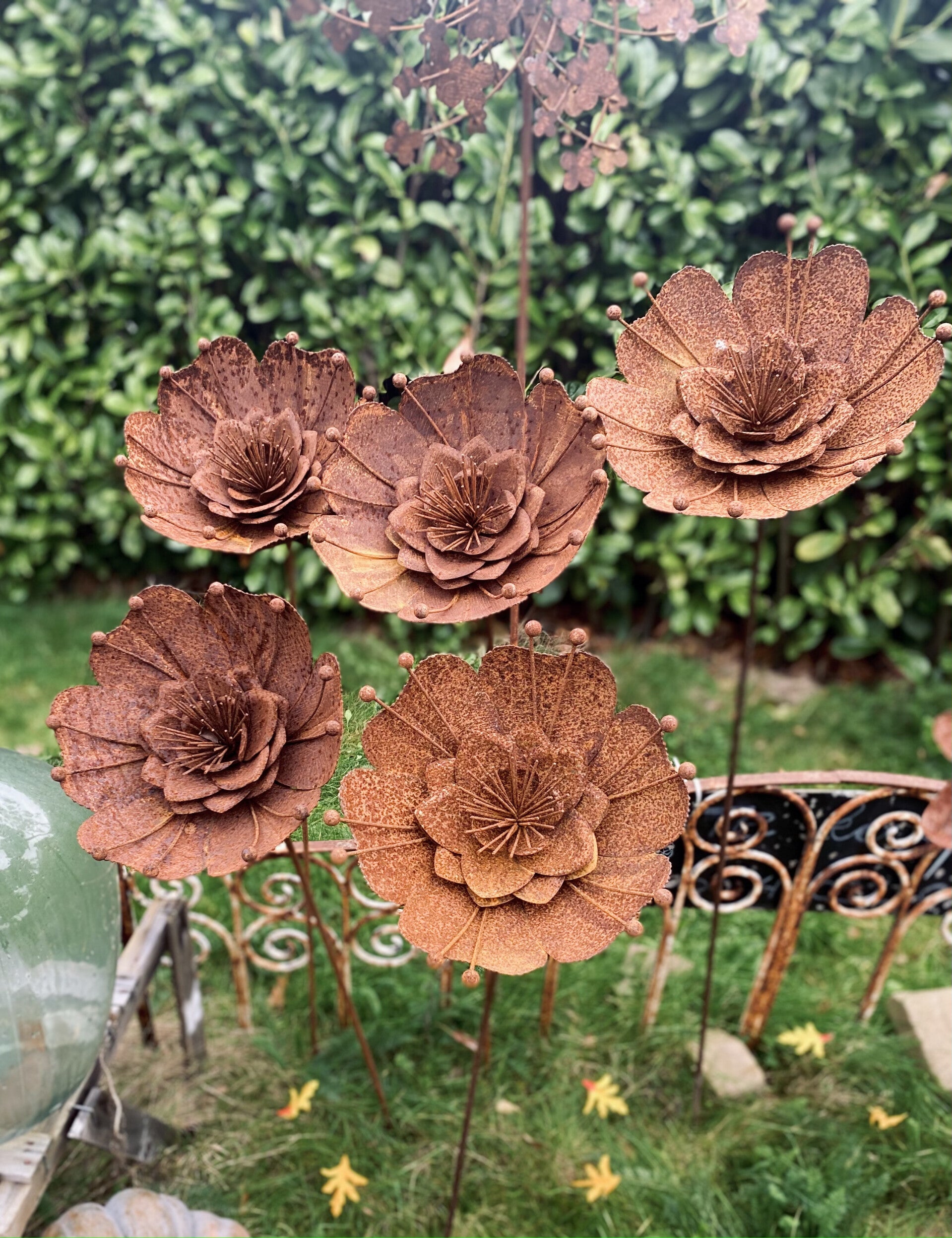 Set van 3 Roest bloemen Zeeroos op tuinstekers - Brocante bij Ingie