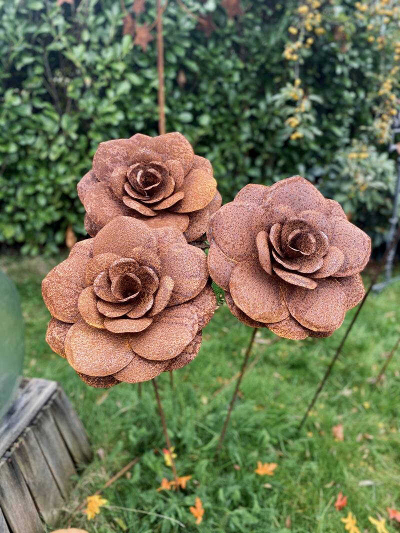 Set van 3 Roest bloemen Roos op tuinsteker - Klein, middel en groot - Brocante bij Ingie