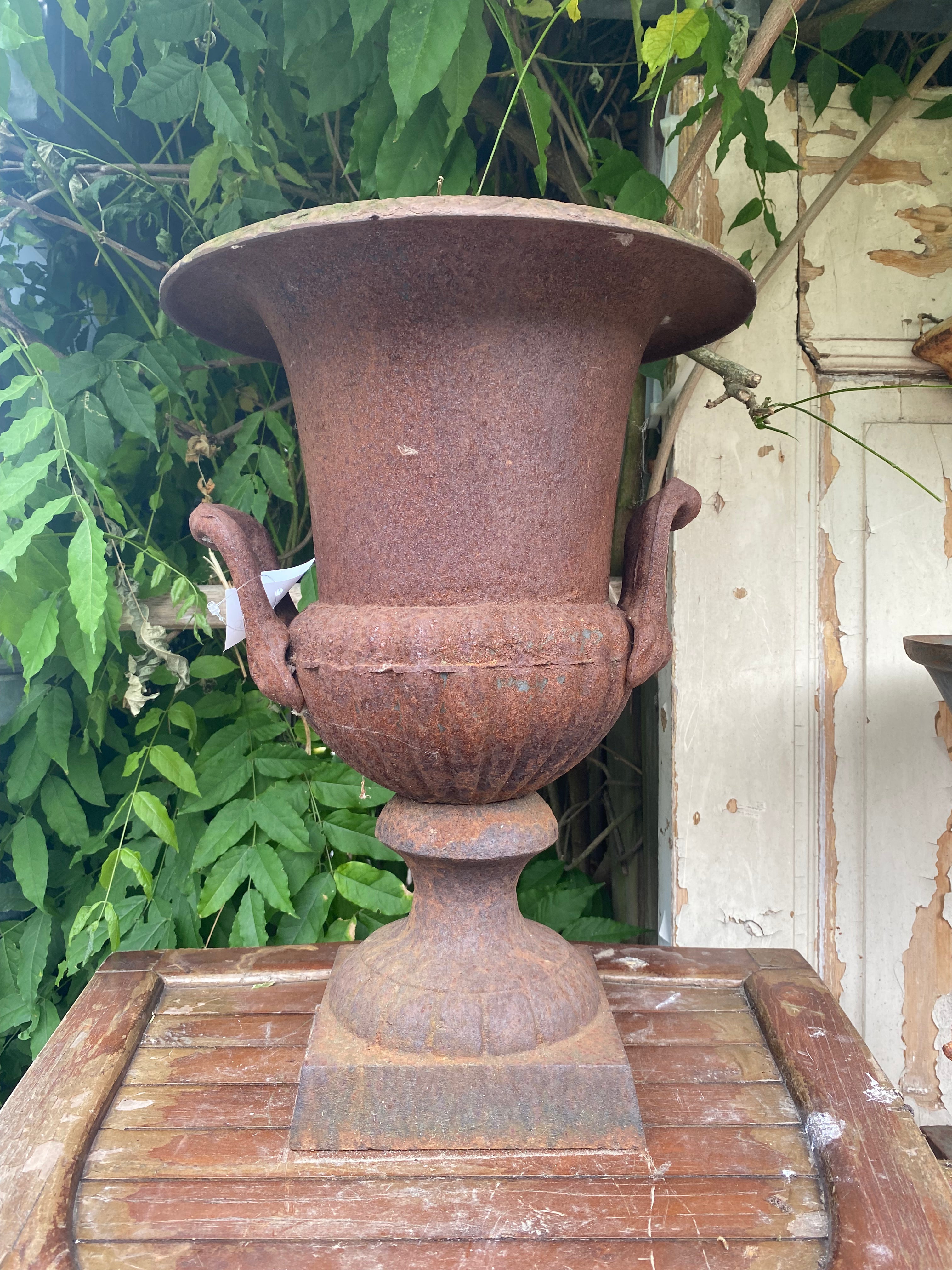 set van 2 gietijzeren baardman vazen - Brocante bij Ingie