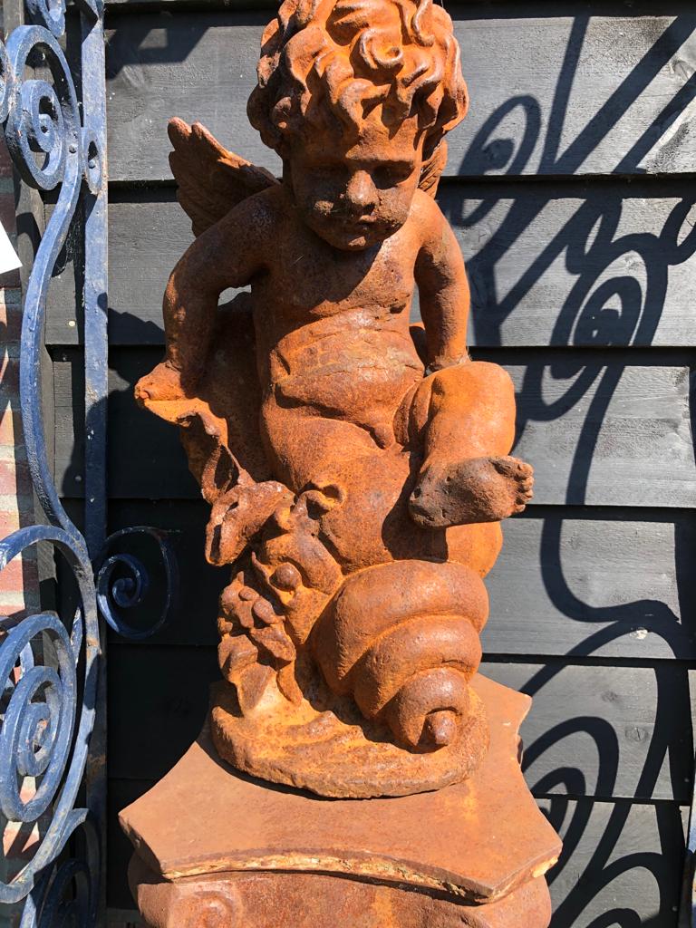 Mooie zware gietijzeren engel putti in schelp - Brocante bij Ingie