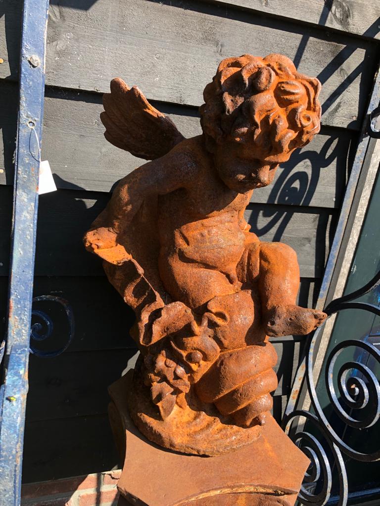 Mooie zware gietijzeren engel putti in schelp - Brocante bij Ingie