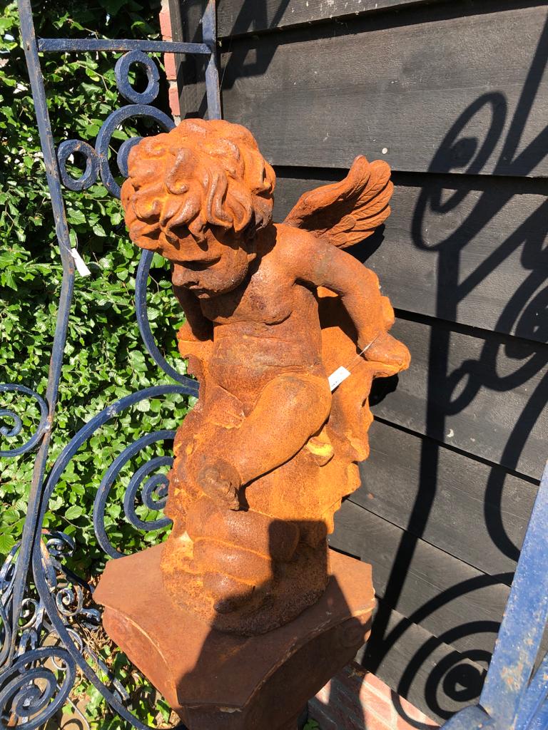 Mooie zware gietijzeren engel putti in schelp - Brocante bij Ingie