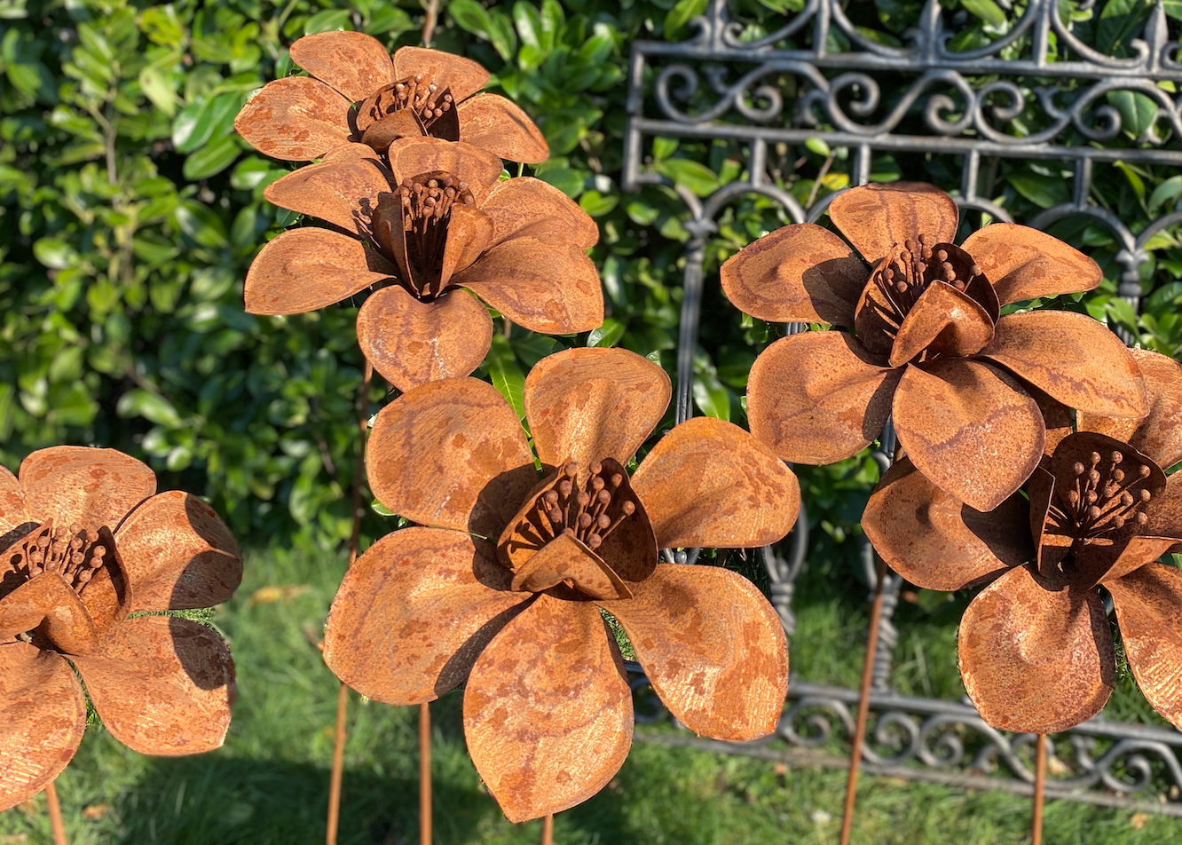 Roestbloem Lelie op tuinsteker - Brocante bij Ingie