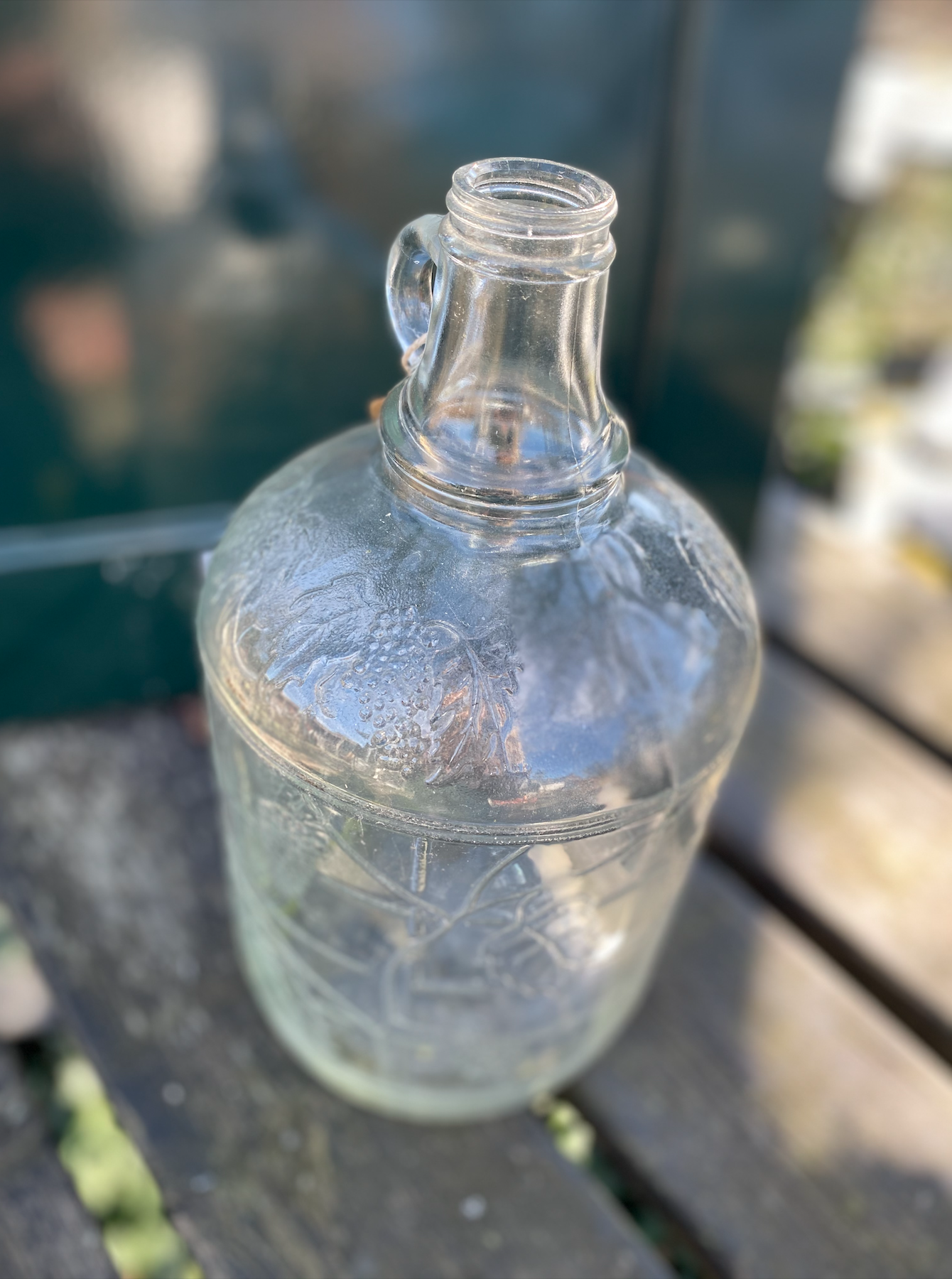 Fles met handvat en druiven erop - Brocante bij Ingie