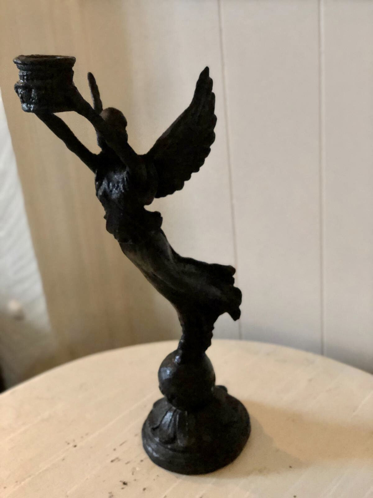 Zwaar gietijzeren vleugel kandelaar engel - Brocante bij Ingie