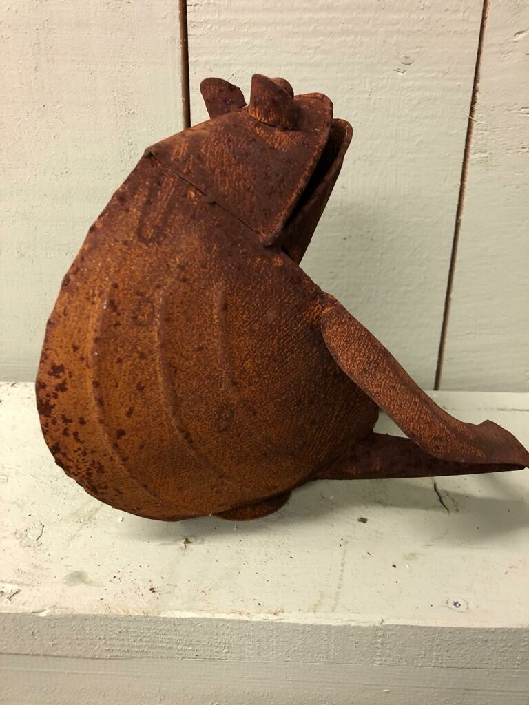 Kikker met handje onder kin van ijzer roestkleur - Brocante bij Ingie